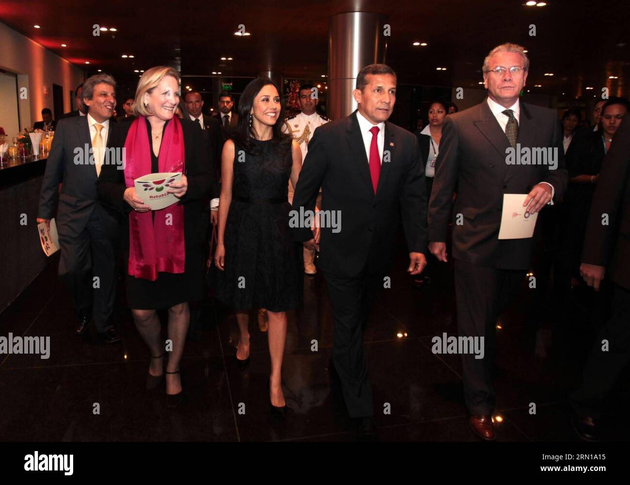 (141210) -- LIMA, presidente del Perù, Ollanta Humala (2°, R), partecipa al Gala culturale per i partecipanti alla 20a Conferenza delle Nazioni Unite sui cambiamenti climatici (COP20) al National Grand Theater di Lima, in Perù, il 9 dicembre 2014. Melina Mej¨ªa/ANDINA) (rhj) (lmz) PERÙ-LIMA-COP20-GALA-OLLANTA HUMALA e ANDINA PUBLICATIONxNOTxINxCHN Lima il presidente del Perù Ollanta Humala 2 r partecipa al Gala culturale per i partecipanti alla 20a Conferenza delle Nazioni Unite SUI cambiamenti CLIMATICI AL Gran Teatro Nazionale di Lima in Perù IL 9 dicembre 2014 Melina Andina Perù Lima Lima Lima gala Foto Stock