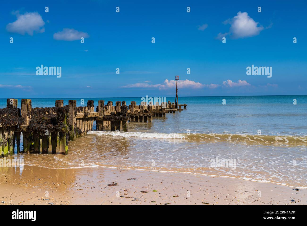 Groyne di legno sulla spiaggia di Trimmingham, Norfolk settentrionale, in un giorno d'estate Foto Stock