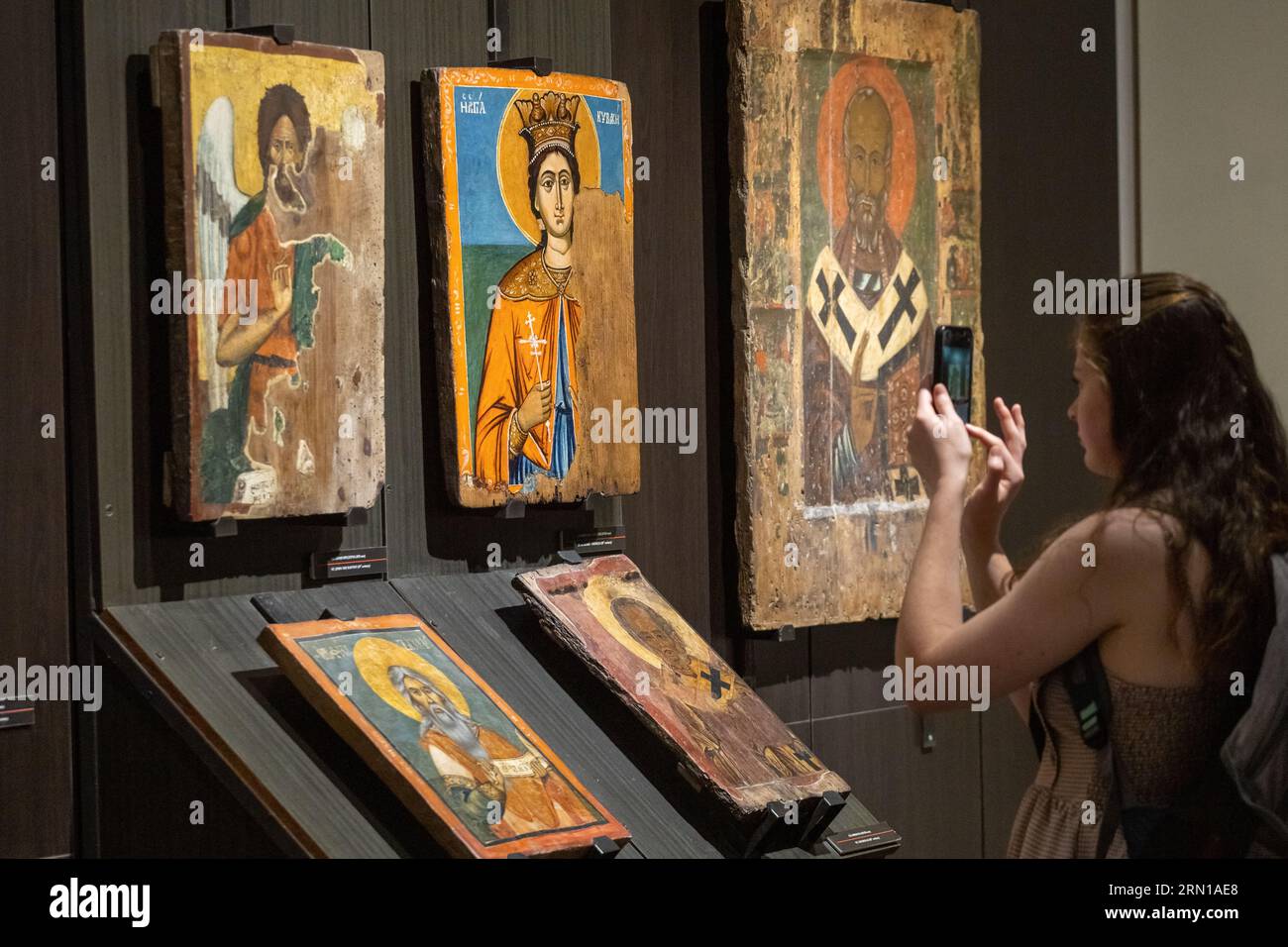 NESSEBAR, BULGARIA - 17 GIUGNO: I turisti visitano una mostra nel Museo Archeologico di Nessebar che si trova nella città vecchia di Nessebar, Unesco World He Foto Stock