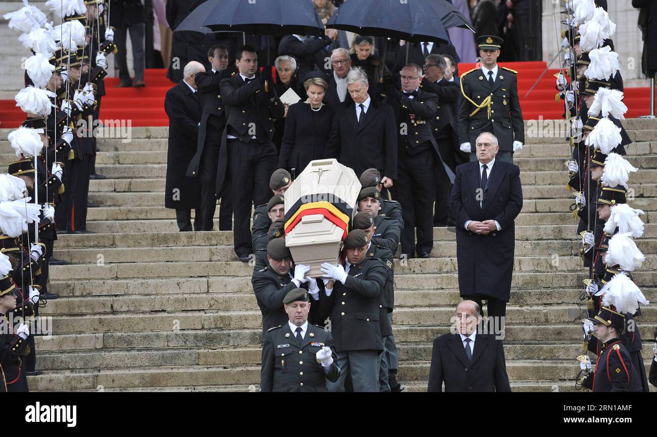 (141212) -- BRUXELLES, 12 dicembre 2014 -- Re Filippo del Belgio (R, Centro) e la Regina Matilde (L, Centro) seguono la bara della Regina Fabiola del Belgio mentre lasciano la Cattedrale di San Michael e St. Gudula durante il suo funerale a Bruxelles, capitale del Belgio, 12 dicembre 2014. La regina belga Fabiola, vedova di re Baudouin e regina tra il 1960 e il 1993, morì all'età di 86 anni il 5 dicembre. ) BELGIO-BRUXELLES-REGINA-FABIOLA-FUNERALE YexPingfan PUBLICATIONxNOTxINxCHN Bruxelles DEC 12 2014 Belgio S King Philippe r Center e Queen Mathilde l Center seguono il Coffin del Belgio la Regina Fabiola come Foto Stock