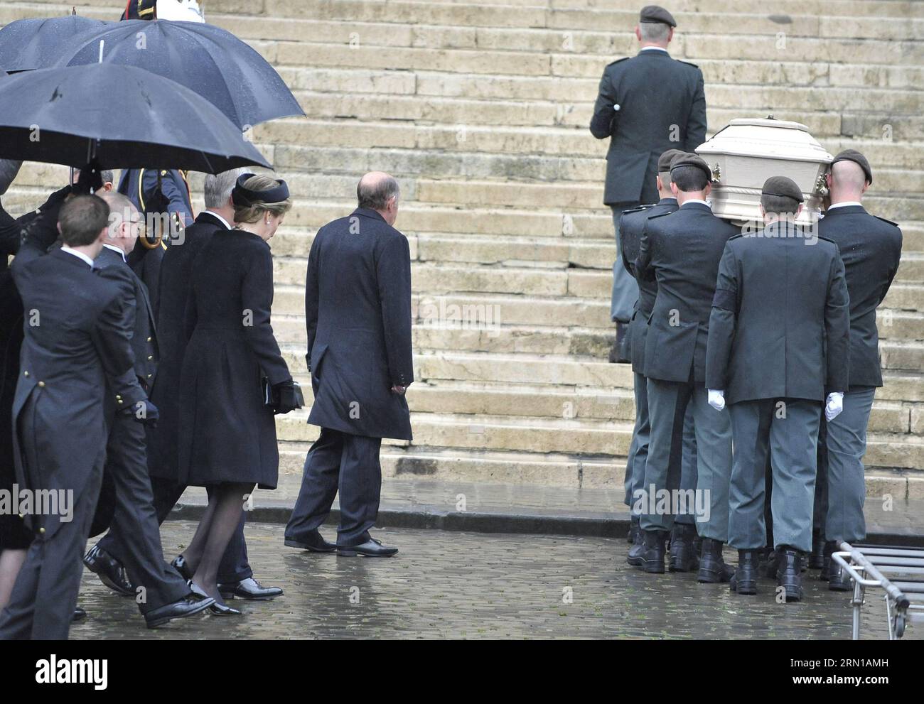 (141212) -- BRUXELLES, 12 dicembre 2014 -- la famiglia reale del Belgio segue la bara della regina Fabiola del Belgio mentre arriva alla Cattedrale di San Michael e St. Gudula durante il suo funerale a Bruxelles, capitale del Belgio, 12 dicembre 2014. La regina belga Fabiola, vedova di re Baudouin e regina tra il 1960 e il 1993, morì all'età di 86 anni il 5 dicembre. ) BELGIO-BRUXELLES-REGINA-FABIOLA-FUNERALE YexPingfan PUBLICATIONxNOTxINxCHN Bruxelles DEC 12 2014 La famiglia reale belga segue il Coffin del Belgio la regina Fabiola mentre arrivano ALLA Cattedrale di San Michele e San Gudula durante le sue funerali in BR Foto Stock