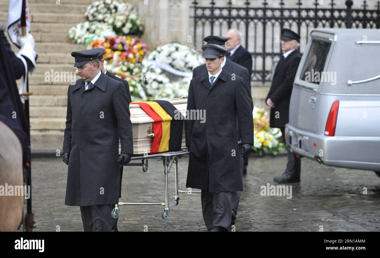(141212) -- BRUXELLES, 12 dicembre 2014 -- il personale porta la bara della Regina Fabiola del Belgio di fronte alla Cattedrale di San Michael e St. Gudula durante il suo funerale a Bruxelles, capitale del Belgio, 12 dicembre 2014. La regina belga Fabiola, vedova di re Baudouin e regina tra il 1960 e il 1993, morì all'età di 86 anni il 5 dicembre. ) BELGIO-BRUXELLES-REGINA-FABIOLA-FUNERALE YexPingfan PUBLICATIONxNOTxINxCHN Bruxelles DEC 12 2014 il personale trasporta il Coffin della Regina Fabiola del Belgio davanti alla Cattedrale di San Michele e San Gudula durante le sue funerali a Bruxelles capitale del Belgio DEC 12 2014 Belgio S Foto Stock