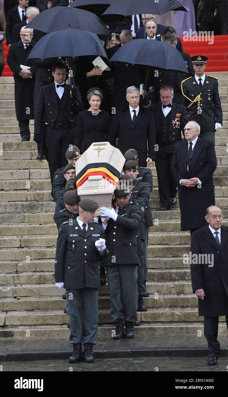 (141212) -- BRUXELLES, 12 dicembre 2014 -- Re Filippo del Belgio (R, Centro) e la Regina Matilde (L, Centro) seguono la bara della Regina Fabiola del Belgio mentre lasciano la Cattedrale di San Michael e St. Gudula durante il suo funerale a Bruxelles, capitale del Belgio, 12 dicembre 2014. La regina belga Fabiola, vedova di re Baudouin e regina tra il 1960 e il 1993, morì all'età di 86 anni il 5 dicembre. ) BELGIO-BRUXELLES-REGINA-FABIOLA-FUNERALE YexPingfan PUBLICATIONxNOTxINxCHN Bruxelles DEC 12 2014 Belgio S King Philippe r Center e Queen Mathilde l Center seguono il Coffin del Belgio la Regina Fabiola come Foto Stock