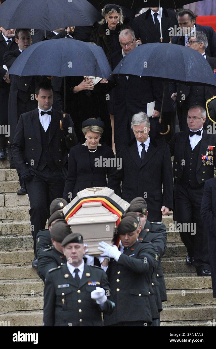 (141212) -- BRUXELLES, 12 dicembre 2014 -- Re Filippo del Belgio (R, Centro) e la Regina Matilde (L, Centro) seguono la bara della Regina Fabiola del Belgio mentre lasciano la Cattedrale di San Michael e St. Gudula durante il suo funerale a Bruxelles, capitale del Belgio, 12 dicembre 2014. La regina belga Fabiola, vedova di re Baudouin e regina tra il 1960 e il 1993, morì all'età di 86 anni il 5 dicembre. ) BELGIO-BRUXELLES-REGINA-FABIOLA-FUNERALE YexPingfan PUBLICATIONxNOTxINxCHN Bruxelles DEC 12 2014 Belgio S King Philippe r Center e Queen Mathilde l Center seguono il Coffin del Belgio la Regina Fabiola come Foto Stock