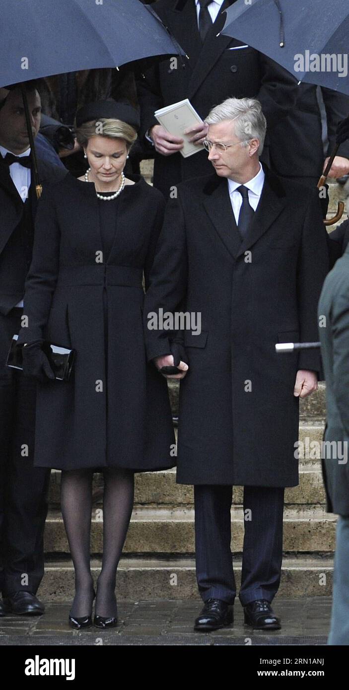(141212) -- BRUXELLES, 12 dicembre 2014 -- Re Filippo (R) e la Regina Matilde (L) del Belgio lasciano la Cattedrale di San Michael e St. Gudula durante i funerali della regina belga Fabiola a Bruxelles, capitale del Belgio, 12 dicembre 2014. La regina belga Fabiola, vedova di re Baudouin e regina tra il 1960 e il 1993, morì all'età di 86 anni il 5 dicembre. ) BELGIO-BRUXELLES-REGINA-FABIOLA-FUNERALE YexPingfan PUBLICATIONxNOTxINxCHN Bruxelles DEC 12 2014 Belgio S Re Filippo r e la Regina Matilde l lasciano la Cattedrale di San Michele e San Gudula durante le funerali della Regina Fabiola belga a Bruxelles C. Foto Stock