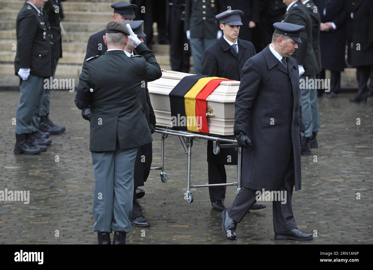 (141212) -- BRUXELLES, 12 dicembre 2014 -- il personale porta la bara della Regina Fabiola del Belgio di fronte alla Cattedrale di San Michael e St. Gudula durante i funerali di a Bruxelles, capitale del Belgio, 12 dicembre 2014. La regina belga Fabiola, vedova di re Baudouin e regina tra il 1960 e il 1993, morì all'età di 86 anni il 5 dicembre. ) BELGIO-BRUXELLES-REGINA-FABIOLA-FUNERALE YexPingfan PUBLICATIONxNOTxINxCHN Bruxelles DEC 12 2014 il personale trasporta il Coffin della Regina Fabiola del Belgio davanti alla Cattedrale di San Michele e San Gudula durante le esequie di Bruxelles capitale del Belgio DEC 12 2014 Belg Foto Stock