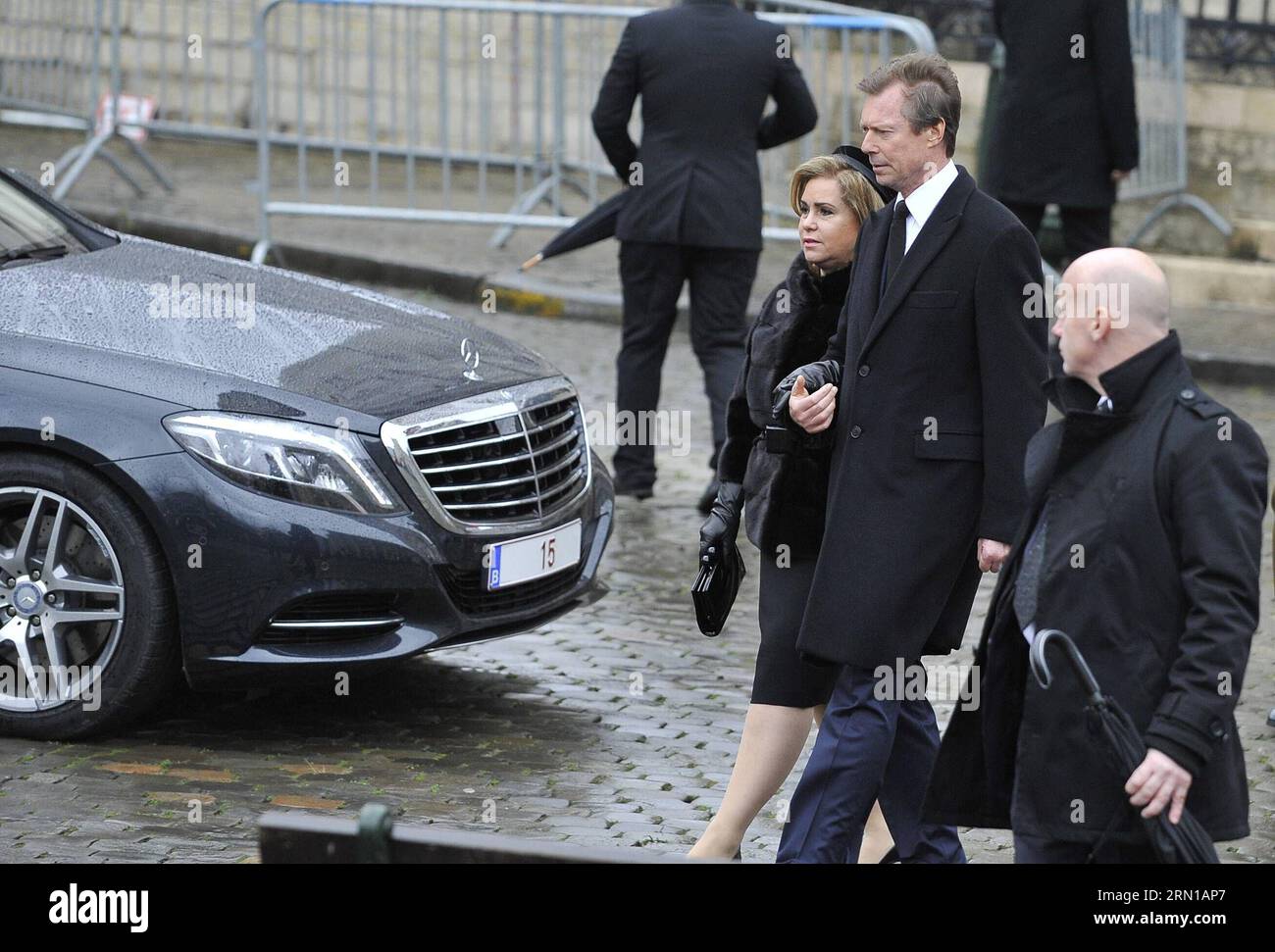 (141212) -- BRUXELLES, 12 dicembre 2014 -- la granduchessa Maria Teresa di Lussemburgo (L, Center) e il granduca Enrico di Lussemburgo lasciano la Cattedrale di San Michael e St. Gudula durante i funerali della regina belga Fabiola a Bruxelles, capitale del Belgio, 12 dicembre 2014. La regina belga Fabiola, vedova di re Baudouin e regina tra il 1960 e il 1993, morì all'età di 86 anni il 5 dicembre. ) BELGIO-BRUXELLES-REGINA-FABIOLA-FUNERALE YexPingfan PUBLICATIONxNOTxINxCHN Bruxelles DEC 12 2014 la Granduchessa Maria Teresa di Lussemburgo l Center e il Granduca Enrico di Lussemburgo lasciano la Cattedrale di San Michele Foto Stock