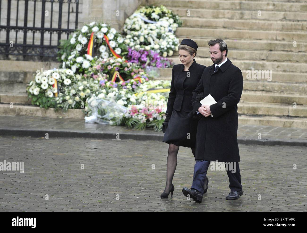(141212) -- BRUXELLES, 12 dicembre 2014 -- il principe Guillaume (R), granduca ereditario di Lussemburgo e la contessa belga Stephanie de Lannoy lasciano la cattedrale di San Michael e St. Gudula durante i funerali della regina belga Fabiola a Bruxelles, capitale del Belgio, 12 dicembre 2014. La regina belga Fabiola, vedova di re Baudouin e regina tra il 1960 e il 1993, morì all'età di 86 anni il 5 dicembre. ) BELGIO-BRUXELLES-REGINA-FABIOLA-FUNERALE YexPingfan PUBLICATIONxNOTxINxCHN Bruxelles DEC 12 2014 Principe Guillaume r Granduca ereditario di Lussemburgo e Contessa belga Stephanie de Leave the Cathed Foto Stock