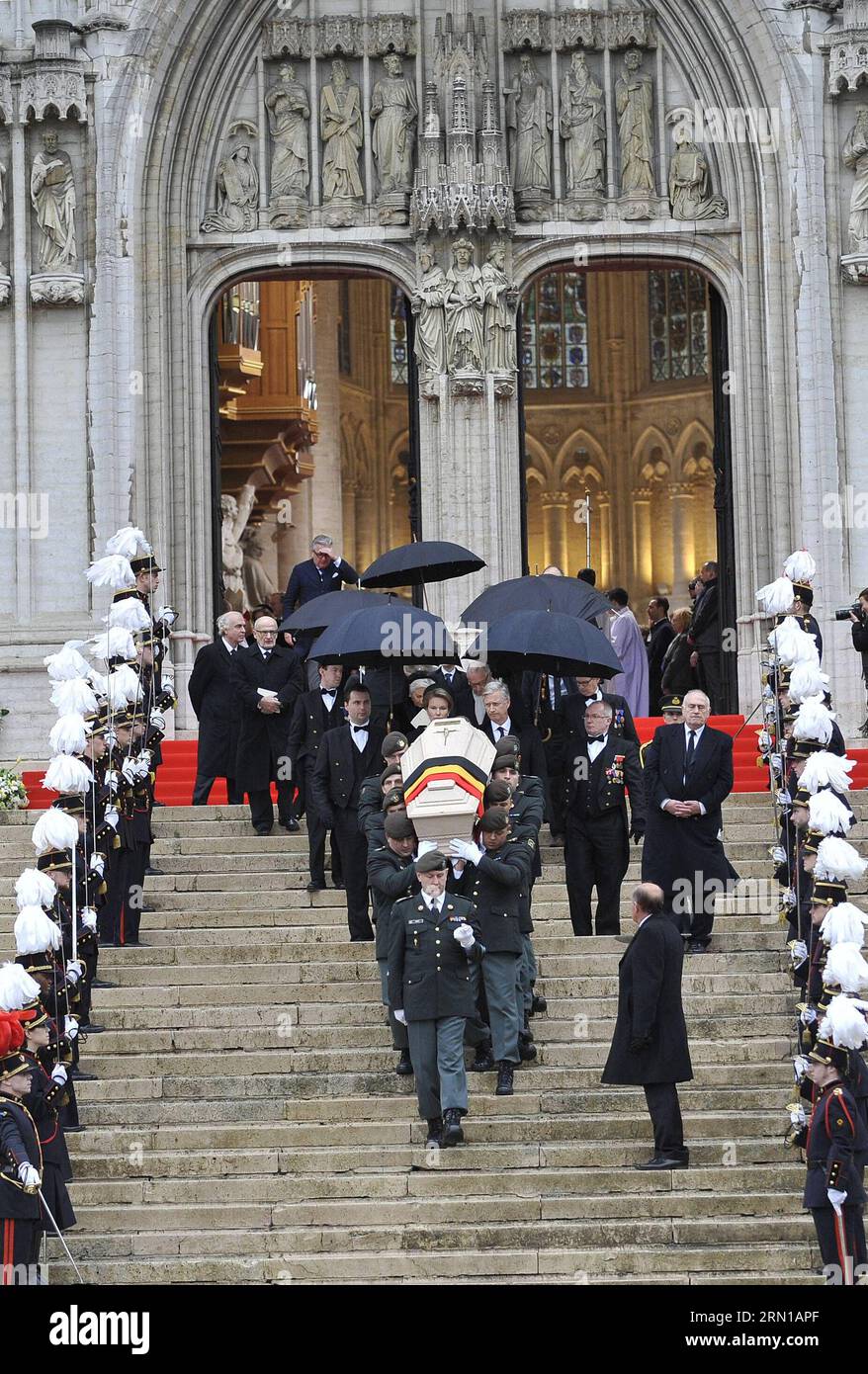 (141212) -- BRUXELLES, 12 dicembre 2014 -- i soldati che trasportano la bara della regina belga Fabiola lasciano la cattedrale di San Michael e St. Gudula durante il suo funerale a Bruxelles, capitale del Belgio, 12 dicembre 2014. La regina belga Fabiola, vedova di re Baudouin e regina tra il 1960 e il 1993, morì all'età di 86 anni il 5 dicembre. ) BELGIO-BRUXELLES-REGINA-FABIOLA-FUNERALE YexPingfan PUBLICATIONxNOTxINxCHN Bruxelles DEC 12 2014 soldati che trasportano il Coffin del Belgio la regina Fabiola lasciano la cattedrale di San Michele e San Gudula durante le sue funerali a Bruxelles capitale del Belgio DEC 12 2014 Belgio S Foto Stock