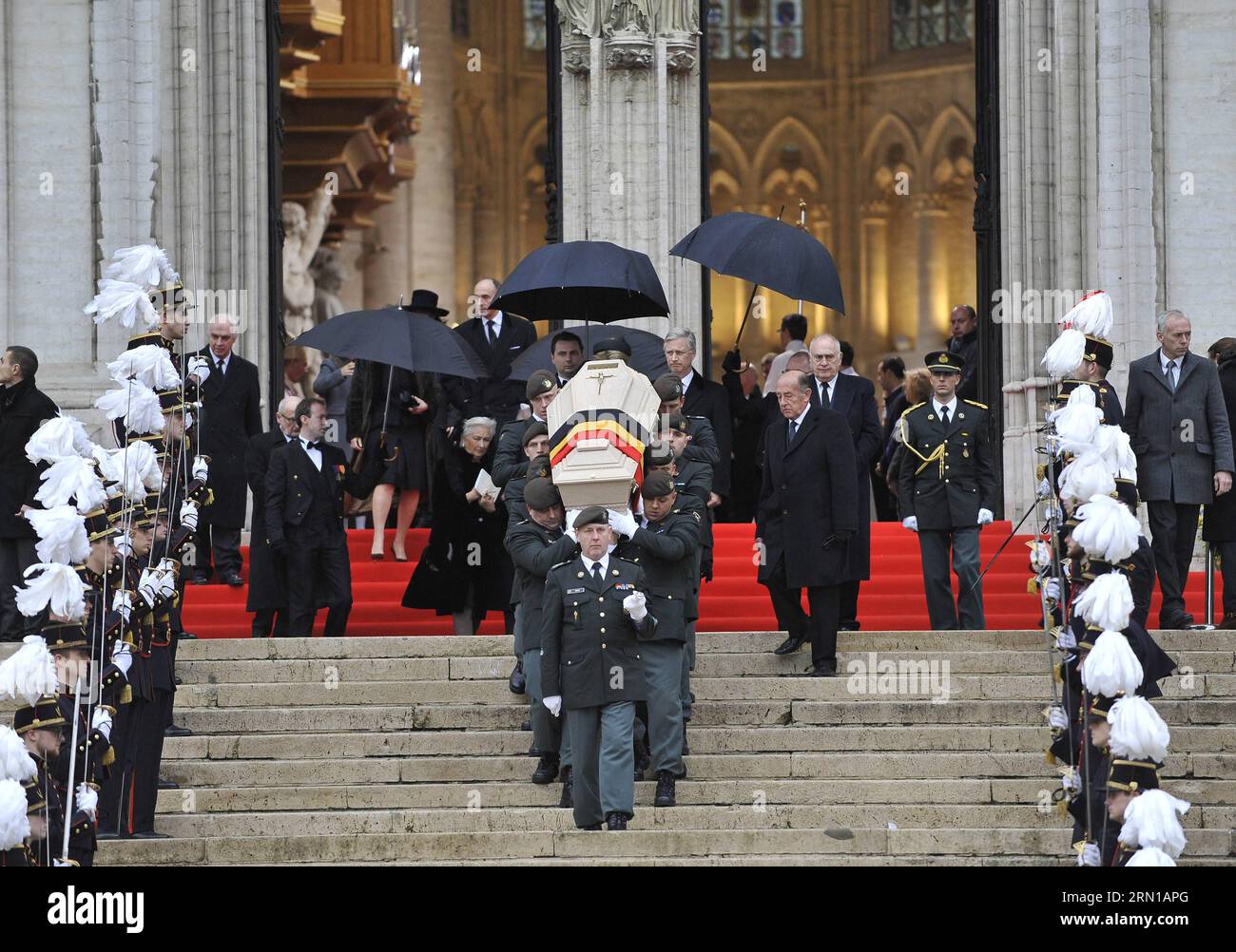 (141212) -- BRUXELLES, 12 dicembre 2014 -- i soldati che trasportano la bara della regina belga Fabiola lasciano la cattedrale di San Michael e St. Gudula durante il suo funerale a Bruxelles, capitale del Belgio, 12 dicembre 2014. La regina belga Fabiola, vedova di re Baudouin e regina tra il 1960 e il 1993, morì all'età di 86 anni il 5 dicembre. ) BELGIO-BRUXELLES-REGINA-FABIOLA-FUNERALE YexPingfan PUBLICATIONxNOTxINxCHN Bruxelles DEC 12 2014 soldati che trasportano il Coffin del Belgio la regina Fabiola lasciano la cattedrale di San Michele e San Gudula durante le sue funerali a Bruxelles capitale del Belgio DEC 12 2014 Belgio S Foto Stock