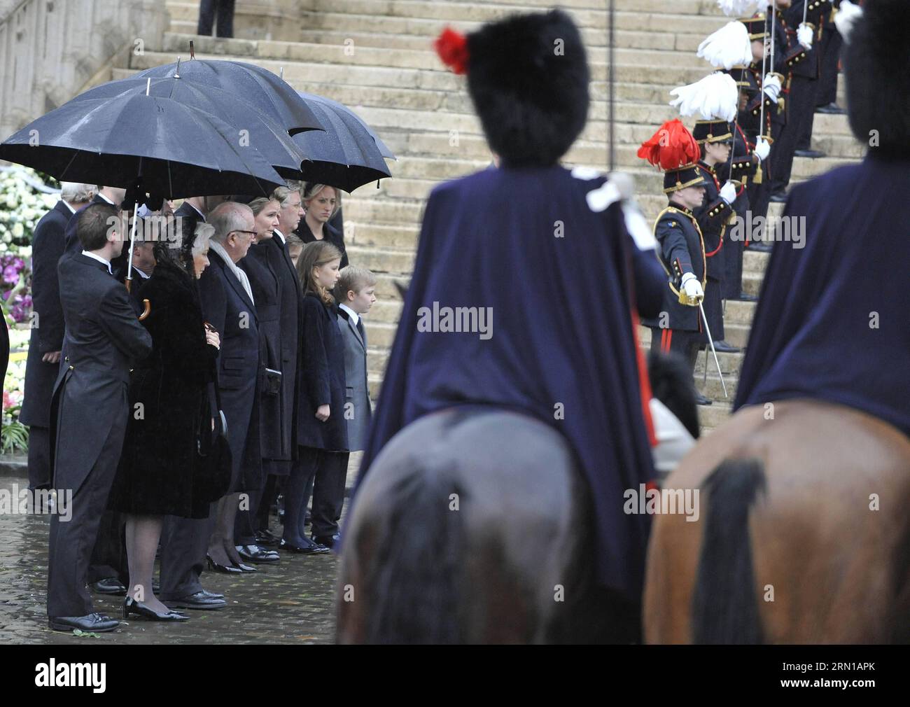 (141212) -- BRUXELLES, 12 dicembre 2014 -- la famiglia reale del Belgio piange alla bara della regina belga Fabiola mentre arrivano alla Cattedrale di San Michael e St. Gudula durante il suo funerale a Bruxelles, capitale del Belgio, 12 dicembre 2014. La regina belga Fabiola, vedova di re Baudouin e regina tra il 1960 e il 1993, morì all'età di 86 anni il 5 dicembre. ) BELGIO-BRUXELLES-REGINA-FABIOLA-FUNERALE YexPingfan PUBLICATIONxNOTxINxCHN Bruxelles DEC 12 2014 La famiglia reale del Belgio Morne al Coffin del Belgio la Regina Fabiola mentre arrivano ALLA Cattedrale di San Michele e San Gudula durante le sue funerali Foto Stock