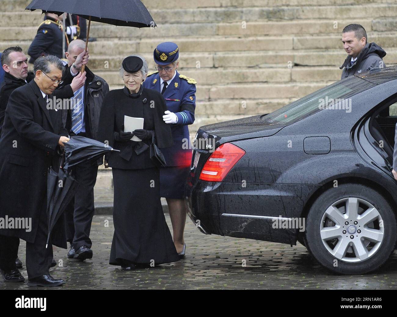 (141212) -- BRUXELLES, 12 dicembre 2014 -- l'imperatrice del Giappone Michiko lascia la cattedrale di San Michael e St. Gudula durante i funerali della regina belga Fabiola a Bruxelles, capitale del Belgio, 12 dicembre 2014. La regina belga Fabiola, vedova di re Baudouin e regina tra il 1960 e il 1993, morì all'età di 86 anni il 5 dicembre. ) BELGIO-BRUXELLES-REGINA-FABIOLA-FUNERALE YexPingfan PUBLICATIONxNOTxINxCHN Bruxelles DEC 12 2014 L'imperatrice del Giappone Michiko lascia la cattedrale di San Michele e San Gudula durante le funerali della regina Fabiola del Belgio a Bruxelles capitale del Belgio DEC 12 2014 La regina fa del Belgio Foto Stock