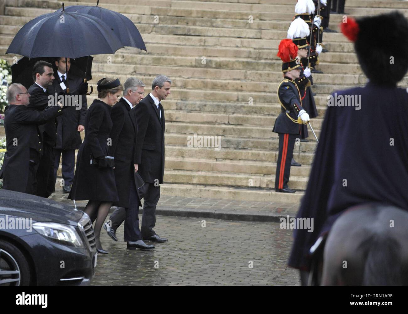 (141212) -- BRUXELLES, 12 dicembre 2014 -- Re Filippo del Belgio (R, Centro) e Regina Matilde (L, Centro) arrivano alla Cattedrale di St Michael e St. Gudula parteciperà ai funerali della regina belga Fabiola a Bruxelles, capitale del Belgio, 12 dicembre 2014. La regina belga Fabiola, vedova di re Baudouin e regina tra il 1960 e il 1993, morì all'età di 86 anni il 5 dicembre. ) BELGIO-BRUXELLES-REGINA-FABIOLA-FUNERALE YexPingfan PUBLICATIONxNOTxINxCHN Bruxelles DEC 12 2014 Belgio S King Philippe r Center e Queen Mathilde l Center arrivo ALLA Cattedrale di San Michele e San Gudula per assistere alla Fune Foto Stock