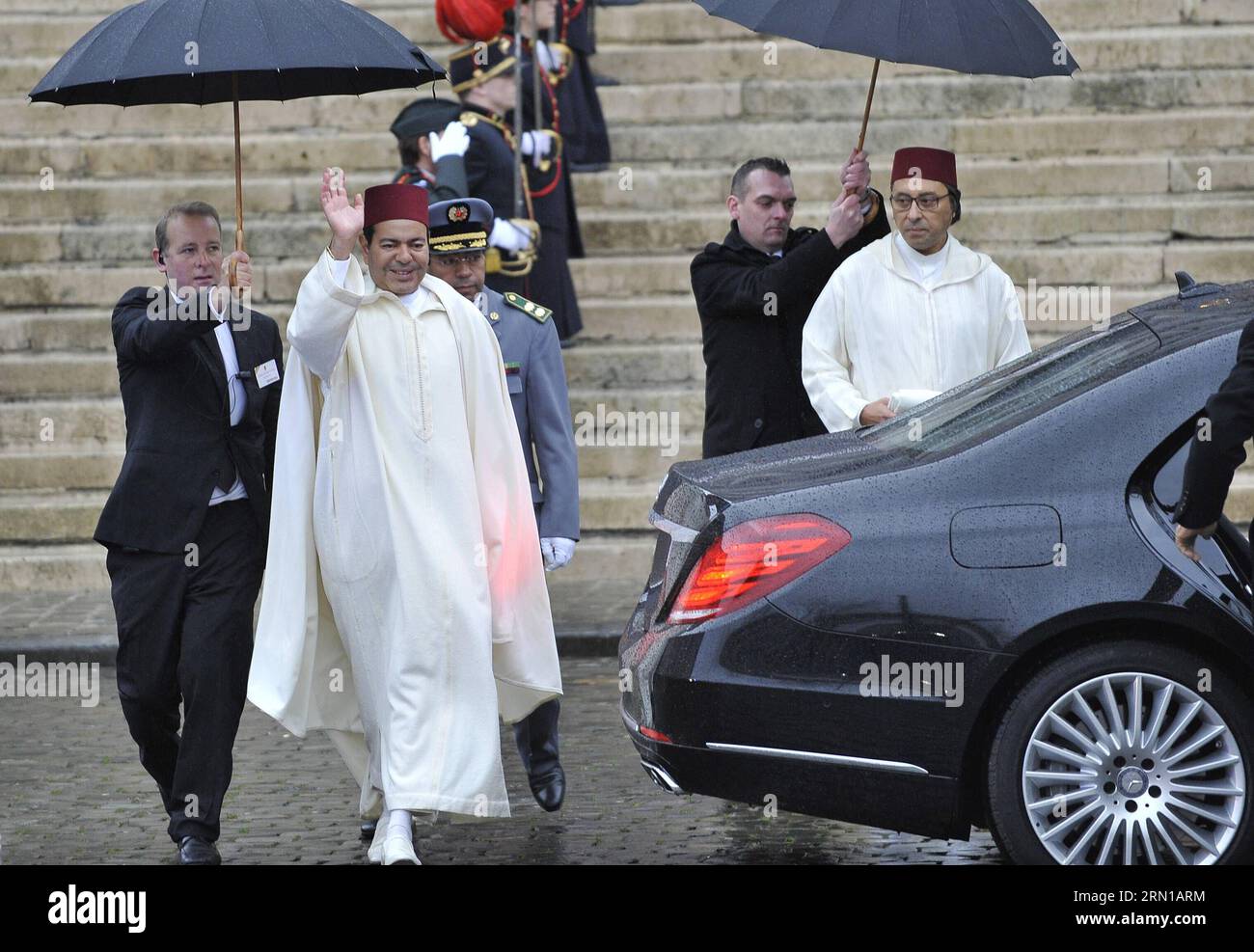 (141212) -- BRUXELLES, 12 dicembre 2014 -- il principe Moulay Rachid del Marocco lascia la cattedrale di St. Michael e St. Gudula durante i funerali della regina belga Fabiola a Bruxelles, capitale del Belgio, 12 dicembre 2014. La regina belga Fabiola, vedova di re Baudouin e regina tra il 1960 e il 1993, morì all'età di 86 anni il 5 dicembre. ) BELGIO-BRUXELLES-REGINA-FABIOLA-FUNERALE YexPingfan PUBLICATIONxNOTxINxCHN Bruxelles DEC 12 2014 il principe Moulay Rachid del Marocco lascia la cattedrale di San Michele e San Gudula durante le funerali della regina Fabiola belga a Bruxelles capitale del Belgio DEC 12 2014 BE Foto Stock