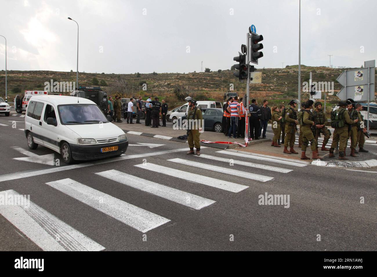 (141212) -- BETLEMME, 12 dicembre 2014 -- le forze di sicurezza israeliane ispezionano la scena di un attacco acido da parte di un palestinese vicino a un posto di blocco fuori dalla città di Betlemme in Cisgiordania, il 12 dicembre 2014. Un uomo palestinese descritto come mentalmente instabile lanciò acido contro una famiglia di israeliani che gli diede un passaggio in Cisgiordania prima di essere colpito e ferito, i residenti e l'esercito israeliano hanno detto). MIDEAST-BETHLEHEM-ATTACK LuayxSababa PUBLICATIONxNOTxINxCHN Bethlehem DEC 12 2014 le forze di sicurezza israeliane ispezionano la scena dell'attacco da parte di un PALESTINESE vicino a un Checkpoint fuori dalla città di BETLEMME in CISGIORDANIA Foto Stock