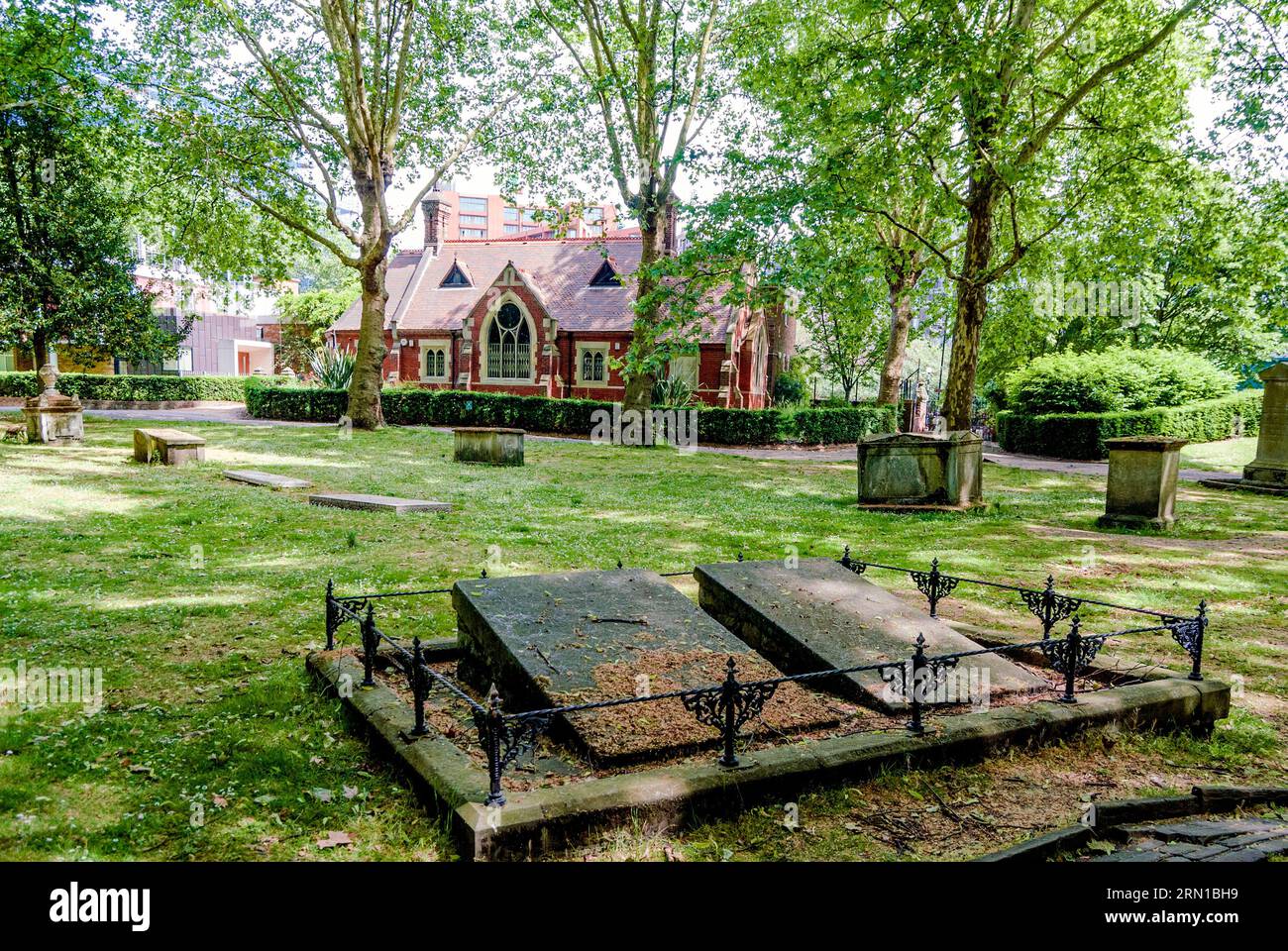 St Pancras Old Church Cemetery, annidato tra gli alberi, London Borough of Camden, Inghilterra, Regno Unito Foto Stock