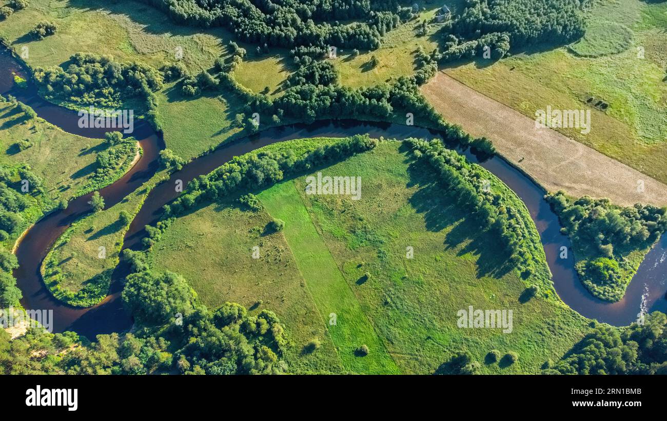 Il fiume lituano Merkys e il suo anello. Vista dall'alto. Esposizione ad anello Merkys. Parco nazionale di Dzukija Foto Stock