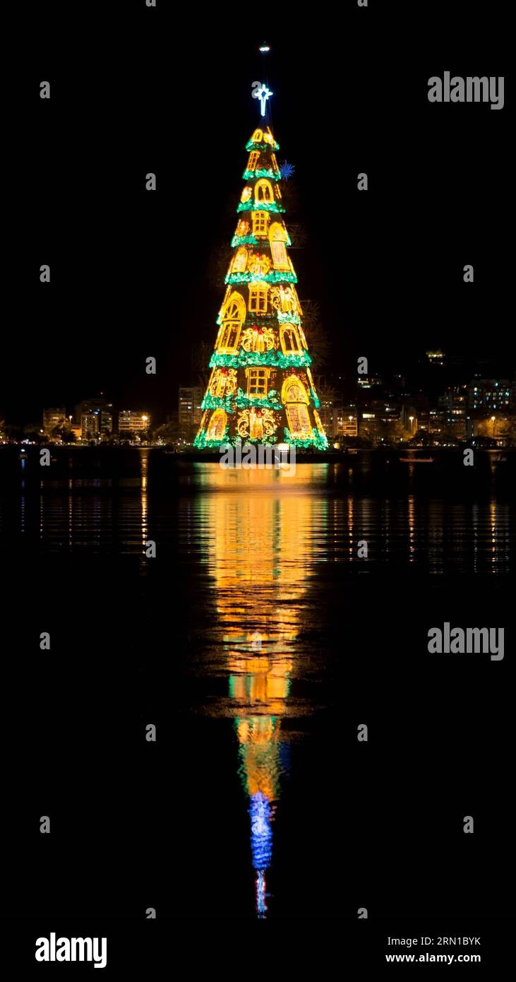 Un gigantesco albero di Natale è visibile sul lago di Rodrigo de Freitas a Rio de Janeiro, Brasile, il 15 dicembre 2014. L'albero gigante, alto 85 metri e installato con circa 3,1 milioni di micro lampadine LED, si accende ogni anno prima di Natale. Il tema dell' albero quest' anno è Un Natale di luce . ) BRASILE-RIO DE JANEIRO-ALBERO DI NATALE XuxZijian PUBLICATIONxNOTxINxCHN un albero di Natale gigante È laghi SUL lago di Rodrigo de Freitas a Rio de Janeiro Brasile IL 15 dicembre 2014 l'albero gigante, alto 85 METRI, installato con circa 3 1 milioni di lampadine micro LED, VIENE acceso ogni anno prima di Chris Foto Stock