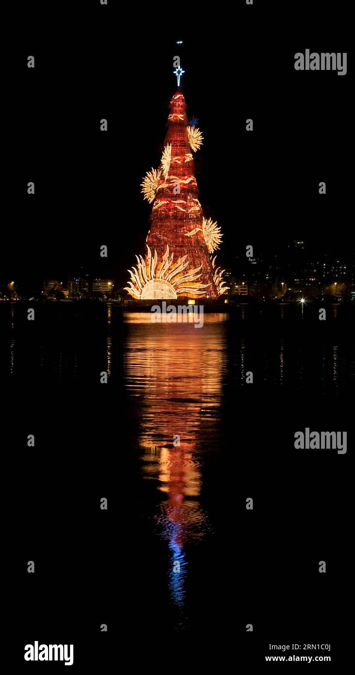 Un gigantesco albero di Natale è visibile sul lago di Rodrigo de Freitas a Rio de Janeiro, Brasile, il 15 dicembre 2014. L'albero gigante, alto 85 metri e installato con circa 3,1 milioni di micro lampadine LED, si accende ogni anno prima di Natale. Il tema dell' albero quest' anno è Un Natale di luce . ) BRASILE-RIO DE JANEIRO-ALBERO DI NATALE XuxZijian PUBLICATIONxNOTxINxCHN un albero di Natale gigante È laghi SUL lago di Rodrigo de Freitas a Rio de Janeiro Brasile IL 15 dicembre 2014 l'albero gigante, alto 85 METRI, installato con circa 3 1 milioni di lampadine micro LED, VIENE acceso ogni anno prima di Chris Foto Stock