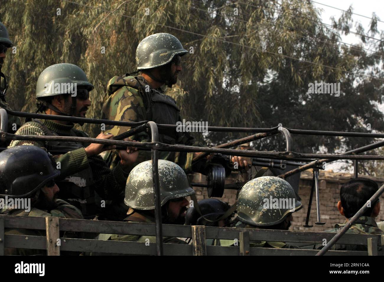 Le forze di sicurezza pakistane prendono parte a un'operazione a seguito dell'attacco di uomini armati militanti contro una scuola nel nord-ovest del Pakistan a Peshawar, 16 dicembre 2014. Almeno 126 persone erano state uccise quando un gruppo di militanti ha lanciato un attacco a una scuola pubblica gestita dall'esercito a Peshawar, nella provincia nordoccidentale di Khyber Pakhtunkhwa in Pakistan, martedì mattina, secondo un portavoce del governo. )(bxq) PAKISTAN-PESHAWAR-ATTACK-OPERATION UmarxQayyum PUBLICATIONxNOTxINxCHN le forze di sicurezza pakistane prendono parte all'operazione successiva all'attacco di militanti AD una scuola nel Pakistan nordoccidentale Peshawar DEC 16 2014 A. Foto Stock