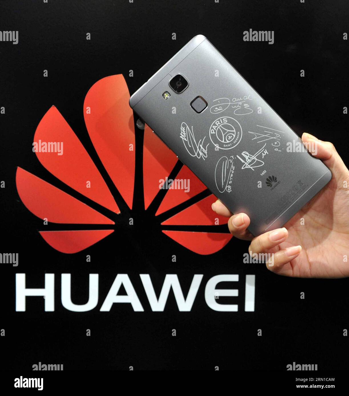 PARIGI, 16 dicembre 2014 -- Uno smartphone Huawei Ascend Mate 7 dell'edizione Paris Saint-Germain (PSG) viene esposto durante la cerimonia di lancio a Parigi, in Francia, 16 dicembre 2014. Huawei, il principale produttore cinese di apparecchiature per telecomunicazioni, ha lanciato un'edizione limitata dello smartphone Ascend Mate 7 con le firme di 5 lettori PSG. Chen Xiaowei) (lyi) FRANCE-PARIS-PSG-CHINA-HUAWEI-SMART PHONE chenxiaowei PUBLICATIONxNOTxINxCHN Paris DEC 16 2014 uno smartphone Huawei Ascend Mate 7 della Paris Saint Germain PSG Edition VIENE visualizzato durante la cerimonia di lancio a Parigi Francia DEC 16 2014 China S Leadin Foto Stock
