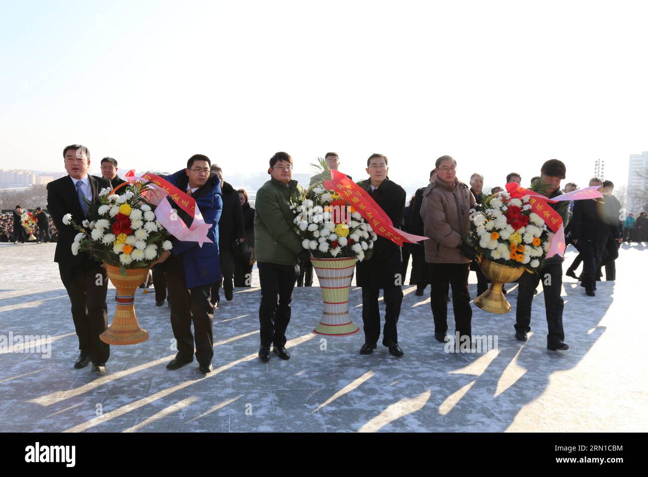 PYONGYANG, 16 dicembre 2014 -- funzionari dell'Ambasciata cinese nella Repubblica Popolare Democratica di Corea (RPDC) rendono omaggio alle statue di bronzo dei grandi leader Kim il Sung e Kim Jong il a Pyongyang, RPDC, 16 dicembre 2014. I funzionari dell'ambasciata cinese hanno commemorato il terzo anniversario della morte del leader della RPDC Kim Jong il, che cade il 17 dicembre. ) (Lyi) RPDC-PYONGYANG-AMBASCIATA CINESE-KIM JONG-il-COMMEMORATION LuxRui PUBLICATIONxNOTxINxCHN Pyongyang DEC 16 2014 funzionari dell'Ambasciata cinese presso la Repubblica democratica di Corea la RPDC rendono omaggio alle statue di bronzo di Foto Stock