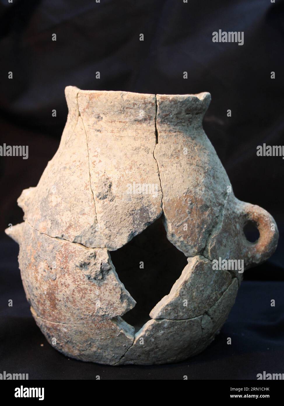 GERUSALEMME, 16 dicembre 2014 -- la foto pubblicata dalla Israel Antiquities Authority il 16 dicembre 2014 mostra un vascello di ceramica campionata datato circa 5.800 a.C. I resti di olio d'oliva vecchio di 8.000 anni rinvenuti nel nord di Israele possono essere il più antico uso conosciuto di olio d'oliva nel Mediterraneo, hanno detto mercoledì i ricercatori dell'Israel Antiquities Authority. I ricercatori hanno trovato dozzine di vasi in ceramica datati al primo periodo Calcolitico, o al sesto millennio a.C., durante gli scavi di salvataggio condotti tra il 2011 e il 2013 a EN Zippori, nella bassa Galilea, prima dell'allargamento di a Foto Stock