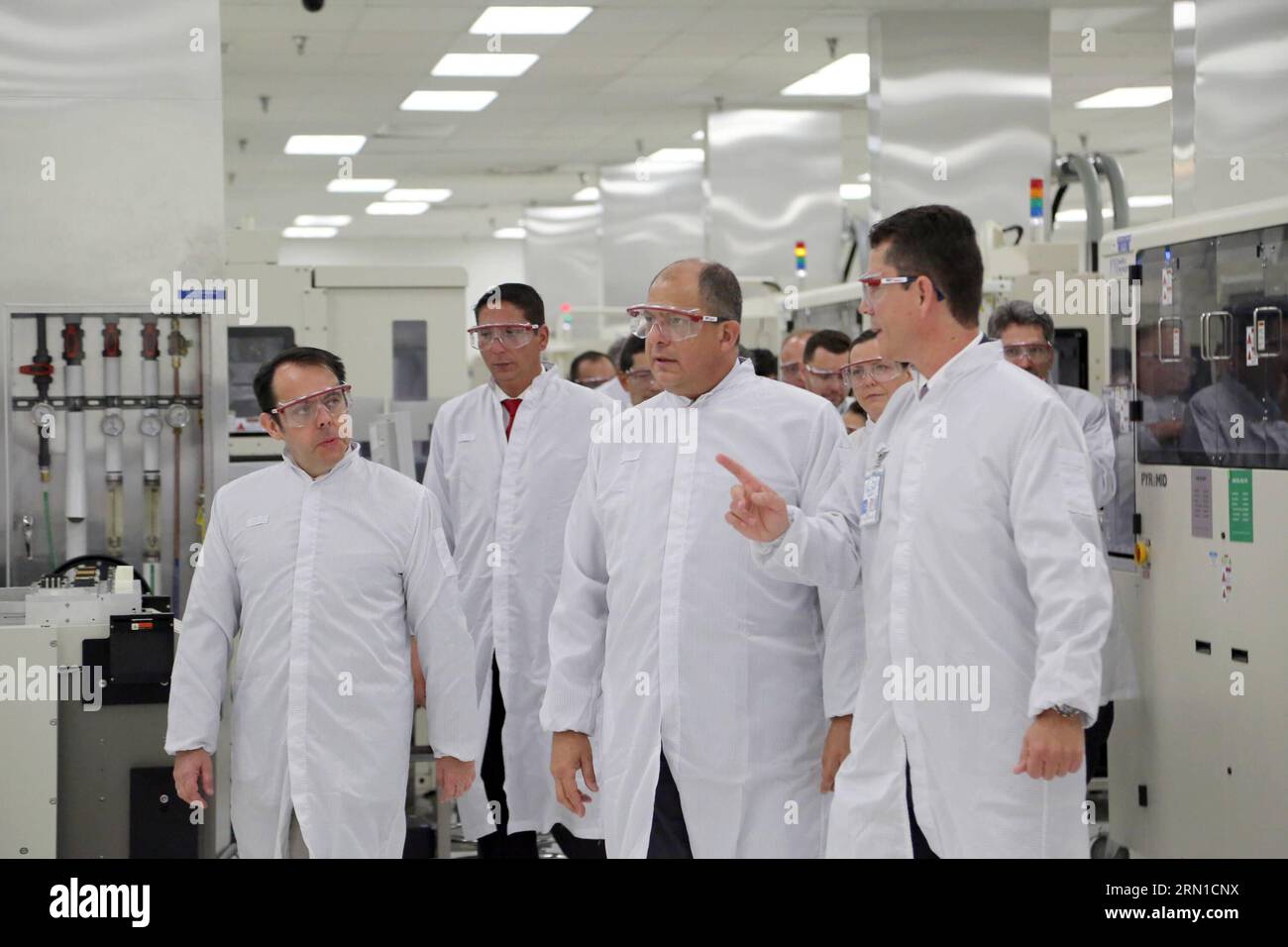 (141217) - SAN JOSE, 17 dicembre 2014 - il presidente costaricano Luis Guillermo Solis (2nd R) visita il Mega Laboratory di Intel dopo la sua inaugurazione, a Bareal de Heredia, a 15 chilometri da San Jose, capitale della Costa Rica, il 17 dicembre 2014. Il Mega Laboratory di Intel Corporation consolida il Centro di ricerca e sviluppo in un unico luogo. Kent Gilbert) (lyi) COSTA RICA-BAREAL DE HEREDIA-SOLIS-INTEL e KENTxGILBERT PUBLICATIONxNOTxINxCHN San Jose DEC 17 2014 il presidente costaricano Luis Guillermo Solis 2° r visita il Mega laboratorio di Intel dopo la sua inaugurazione a de Heredia 15 Kil Foto Stock