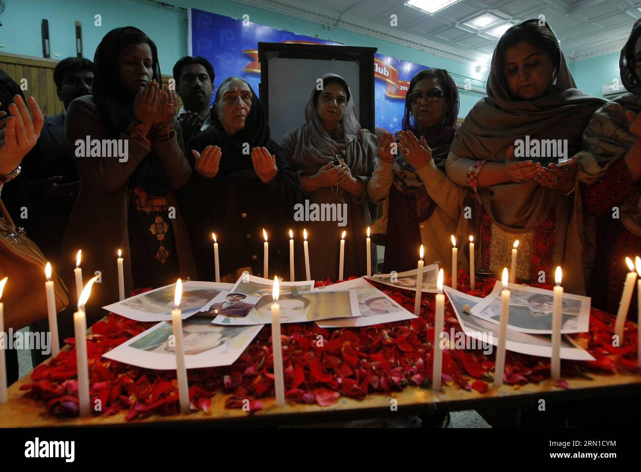 (141218) -- PESHAWAR, 18 dicembre 2014 -- i pakistani pagano il loro rispetto alle vittime dell'attacco militante alla scuola gestita dall'esercito durante una cerimonia di tributo a Peshawar nel Pakistan nordoccidentale, il 18 dicembre 2014. Almeno 141 persone, per lo più bambini, sono state uccise dai terroristi talebani che hanno attaccato una scuola gestita dall'esercito nella capitale provinciale nordoccidentale del Pakistan, Peshawar, il 16 dicembre, in uno dei peggiori attacchi terroristici di sempre. PAKISTAN-PESHAWAR-ATTACK-TRIBUTE UmarxQayyum PUBLICATIONxNOTxINxCHN Peshawar DEC 18 2014 pakistani pagano il loro rispetto alle vittime dell'attacco militante ALLA R dell'esercito Foto Stock