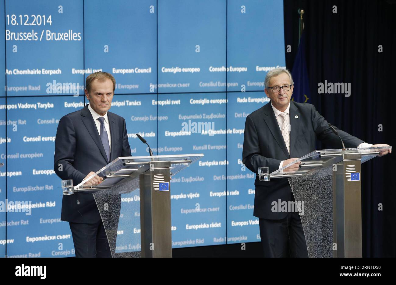 BRUXELLES, 18 dicembre 2014 - il presidente del Consiglio europeo Donald Tusk (L) e il presidente della Commissione europea Jean-Claude Juncker partecipano a una conferenza stampa congiunta dopo il vertice dell'Unione europea (UE) presso la sede centrale dell'UE a Bruxelles, in Belgio, il 18 dicembre 2014. I leader dell'Unione europea (UE) giovedì nella riunione al vertice hanno convenuto di sostenere il piano di investimenti per l'Europa, chiedendo la creazione di un Fondo europeo per gli investimenti strategici (FEIS) e l'avvio del piano già a metà del 2015. ZHOU LEI) BELGIO-UE-SUMMIT-UCRAINA-INVESTIMENTI-CONFERENZA STAMPA ?? PUBLICATIONxNOTxINxCHN Bruxelles DEC 18 20 Foto Stock