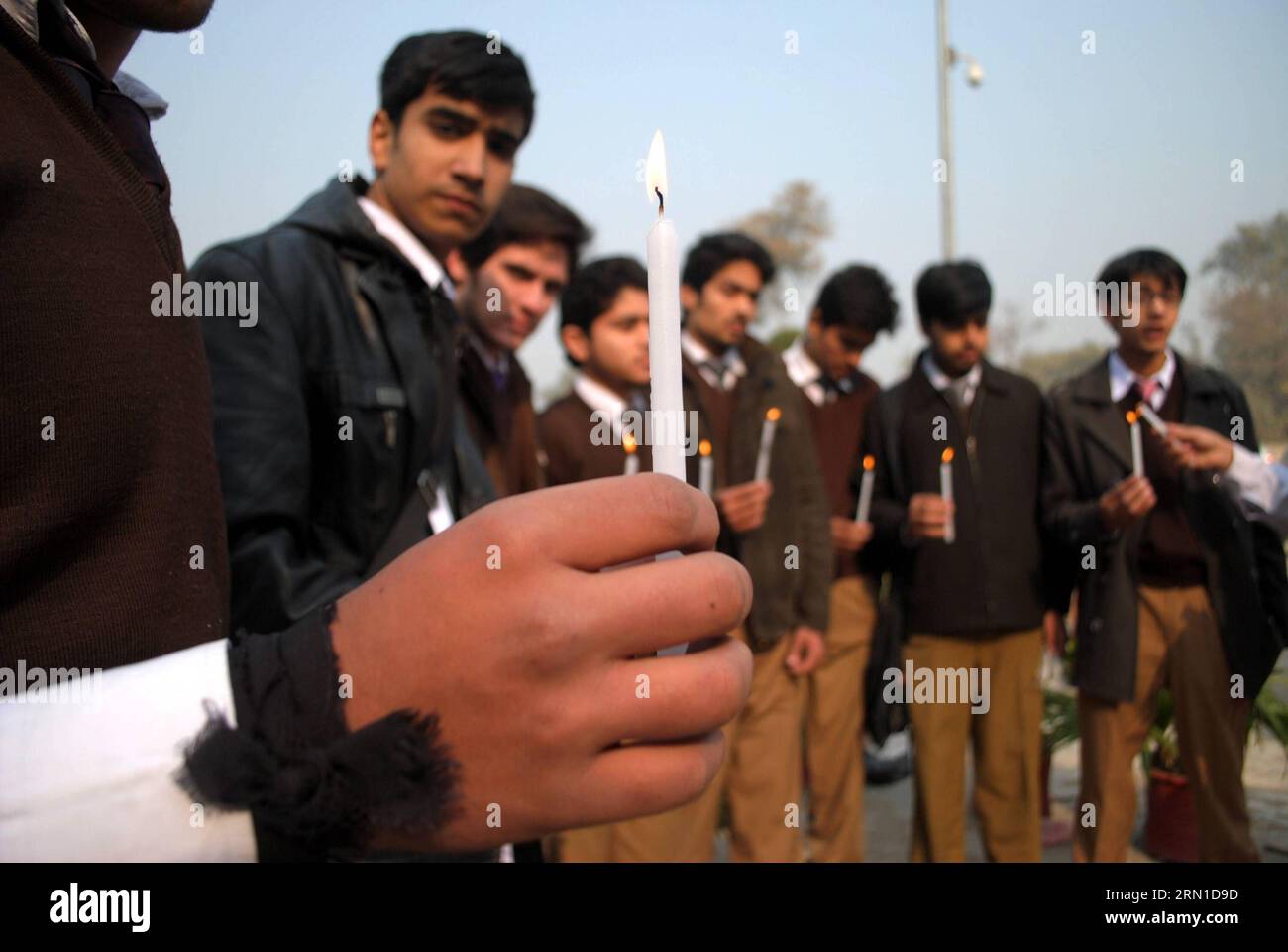 (141219) -- PESHAWAR, 19 dicembre 2014 -- gli studenti pakistani tengono le candele fuori da una scuola gestita dall'esercito attaccata da militanti talibani nel Peshawar del Pakistan nordoccidentale il 19 dicembre 2014. Almeno 32 militanti sono stati uccisi quando l'esercito pakistano ha lanciato un'operazione di terra contro di loro nella zona tribale nordoccidentale del paese, l'Agenzia Khyber, ha detto l'esercito, dopo che i talebani hanno brutalmente ucciso 141 persone, tra cui 132 scolari, nella scuola di martedì scorso. )(bxq) PAKISTAN-PESHAWAR-SCHOOL-ATTACK-LURNING UmarxQayyum PUBLICATIONxNOTxINxCHN Peshawar DEC 19 2014 studenti pakistani tengono le candele fuori Foto Stock