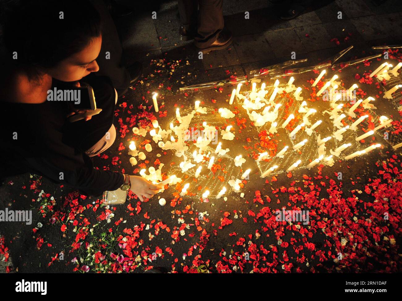 (141219) -- GIACARTA, 19 dicembre 2014 -- Una ragazza pakistana accende le candele per rendere omaggio alle vittime dell'attacco militante a una scuola gestita dall'esercito durante una cerimonia di tributo all'edificio dell'ambasciata pakistana a Giacarta, in Indonesia, 19 dicembre 2014. Almeno 141 persone, per lo più bambini, sono state uccise dai terroristi talebani che hanno attaccato la scuola gestita dall'esercito nella capitale provinciale nord-occidentale del Pakistan, Peshawar, il 16 dicembre. ) (Bxq) INDONESIA-GIACARTA-PAKISTAN-SCHOOL ATTACK-TRIBUTE Zulkarnain PUBLICATIONxNOTxINxCHN Giacarta DEC 19 2014 una ragazza pakistana accende le candele per rendere omaggio alle vittime del milito Foto Stock