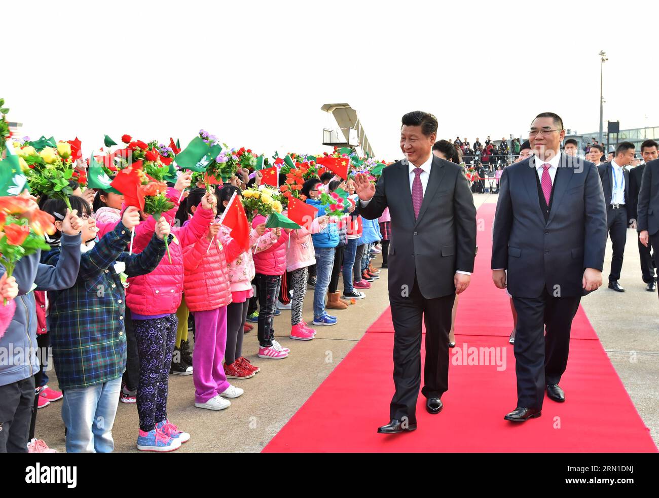 (141220) -- MACAO, 20 dicembre 2014 -- il presidente cinese Xi Jinping saluta alle persone all'aeroporto di Macao, nella Cina meridionale, il 20 dicembre 2014. XI ha concluso la sua visita di due giorni a Macao sabato dopo aver partecipato alle celebrazioni per il quindicesimo anniversario del ritorno di Macao in Cina e l'inaugurazione del quarto governo della regione amministrativa speciale di Macao. (Wyl) CHINA-MACAO-XI JINPING-LEAVING (CN) LixTao PUBLICATIONxNOTxINxCHN Macao DEC 20 2014 il presidente cinese Xi Jinping si lancia alle celebrità DELL'aeroporto di Macao nella Cina meridionale IL 20 dicembre 2014 Xi ha concluso la sua visita di due giorni a Macao SULLA S Foto Stock