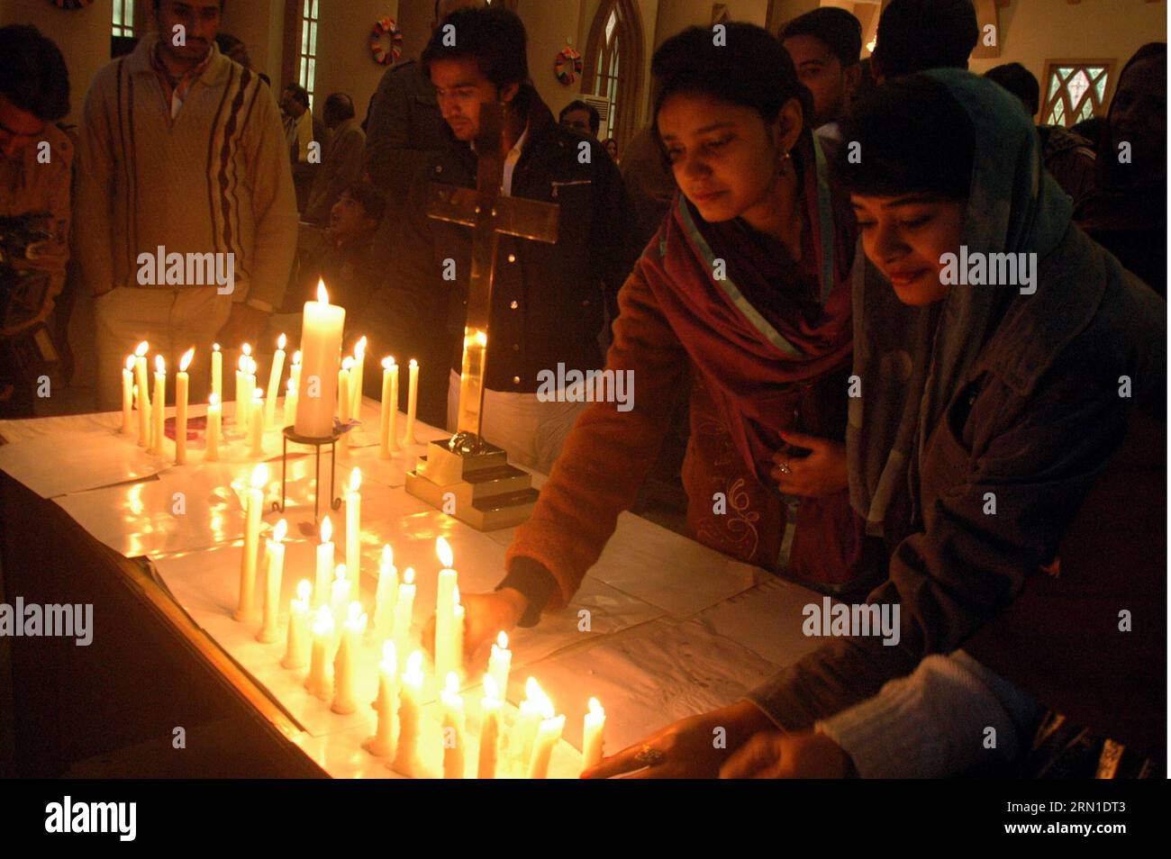AKTUELLES ZEITGESCHEHEN Anschlag a Peshawar - Christen beten a Lahore für Die Opfer cristiani pakistani candele luminose per le vittime del massacro della scuola Peshawar dopo la preghiera di massa in una chiesa nella parte orientale del Pakistan a Lahore il 21 dicembre 2014. Almeno 141 persone, per lo più bambini, sono state uccise dai terroristi talebani che hanno attaccato la scuola gestita dall'esercito nella capitale provinciale nord-occidentale del Pakistan, Peshawar, il 16 dicembre. ) PAKISTAN-LAHORE-SCUOLA ATTACCO-PREGHIERA DI MASSA Sajjad PUBLICATIONxNOTxINxCHN notizie attualità Stop a Peshawar cristiani prega a Lahore per le vittime cristiani pakistani luce Foto Stock