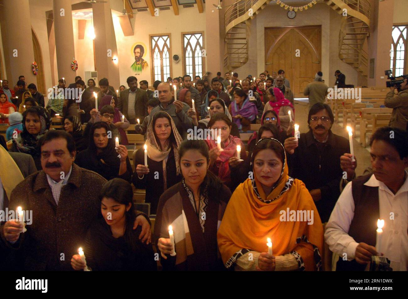 AKTUELLES ZEITGESCHEHEN Anschlag a Peshawar - Christen beten a Lahore für Die Opfer cristiani pakistani pregano per le vittime del massacro della scuola di Peshawar in una chiesa del Pakistan orientale a Lahore il 21 dicembre 2014. Almeno 141 persone, per lo più bambini, sono state uccise dai terroristi talebani che hanno attaccato la scuola gestita dall'esercito nella capitale provinciale nord-occidentale del Pakistan, Peshawar, il 16 dicembre. ) PAKISTAN-LAHORE-SCUOLA ATTACCO-PREGHIERA DI MASSA Sajjad PUBLICATIONxNOTxINxCHN notizie attualità Stop a Peshawar cristiani pregare a Lahore per le vittime cristiani pakistani pregare per le vittime del Pesh Foto Stock