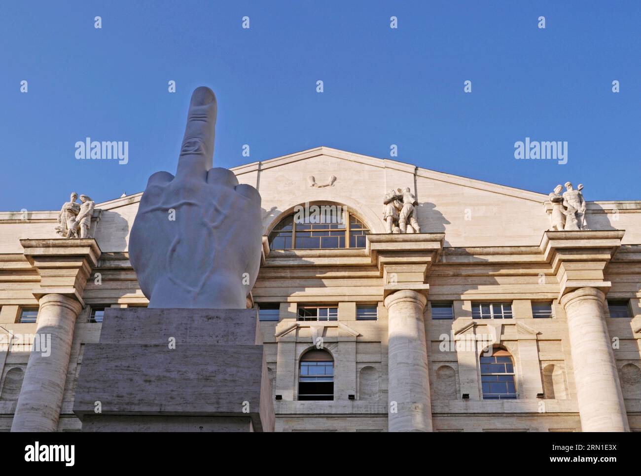 "Il dito medio" una scultura in marmo di Maurizio Cattelan di fronte alla Borsa (Palazzo mezzanotte), Piazza affari, Milano Foto Stock