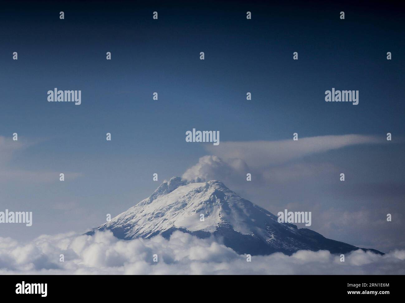 (141222) -- CALDAS, 22 dicembre 2014 -- la foto scattata il 22 dicembre 2014 mostra la vista del vulcano Nevado del Ruiz , che continua ad emettere gas e cenere, a Caldas, Colombia. Secondo la stampa locale, le autorità hanno deciso di aumentare le azioni preventive nell'area di influenza del vulcano.Mauricio Alvadorado/) (da) CREDITO OBBLIGATORIO NO SALES-NO ARCHIVE EDITORIAL USE ONLY COLOMBIA OUT COLOMBIA-CALDAS-ENVIRONMENT-VULCANO COLPRENSA PUBLICATIONxNOTxINxCHN Caldas DEC 22 2014 la foto scattata IL DEC 22 2014 mostra la veduta del vulcano Nevado del Ruiz che continua ad emettere gas e ceneri Foto Stock