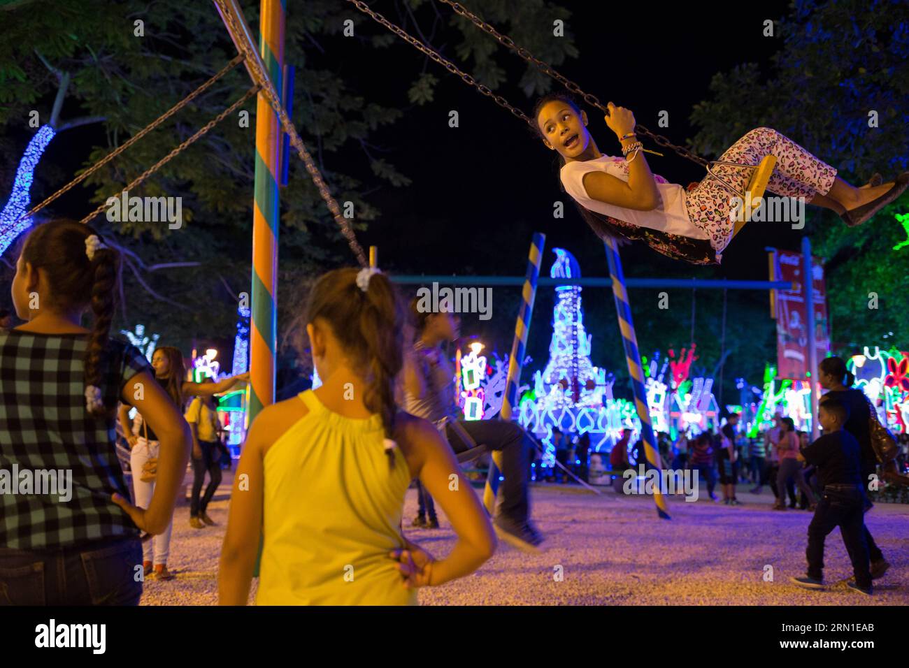 (141223) -- SANTO DOMINGO, 22 dicembre 2014 -- i bambini giocano durante l'evento Bright Christmas , all'Iberoamerica Park, a Santo Domingo, Repubblica Dominicana, il 22 dicembre, 2014. secondo la stampa locale, l'evento è visitato dalle famiglie dominicane per ammirare le luci e le decorazioni natalizie. Fran Afonoso) REPUBBLICA DOMINICANA-SANTO DOMINGO-SOCIETY-CHRISTMAS e FRANxAFONSO PUBLICATIONxNOTxINxCHN Santo Domingo DEC 22 2014 bambini giocano durante l'evento Bright Christmas AL Park di Santo Domingo Repubblica Dominicana IL 22 dicembre 2014 l'evento È visitato dalle famiglie dominicane per godersi le luci e l'arredamento natalizi Foto Stock