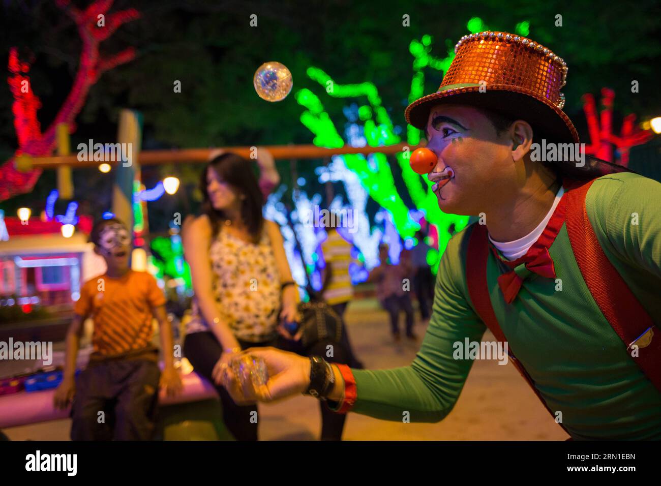 (141223) -- SANTO DOMINGO, 22 dicembre 2014 -- Un clown si esibisce durante l'evento Bright Christmas , all'Iberoamerica Park, a Santo Domingo, Repubblica Dominicana, il 22 dicembre, 2014. secondo la stampa locale, l'evento è visitato dalle famiglie dominicane per ammirare le luci e le decorazioni natalizie. Fran Afonoso) REPUBBLICA DOMINICANA-SANTO DOMINGO-SOCIETY-CHRISTMAS e FRANxAFONSO PUBLICATIONxNOTxINxCHN Santo Domingo DEC 22 2014 un Clown si esibisce durante l'evento Bright Christmas AL Park di Santo Domingo Repubblica Dominicana IL 22 dicembre 2014 l'evento È visitato dalle famiglie dominicane per godersi il li Natale Foto Stock