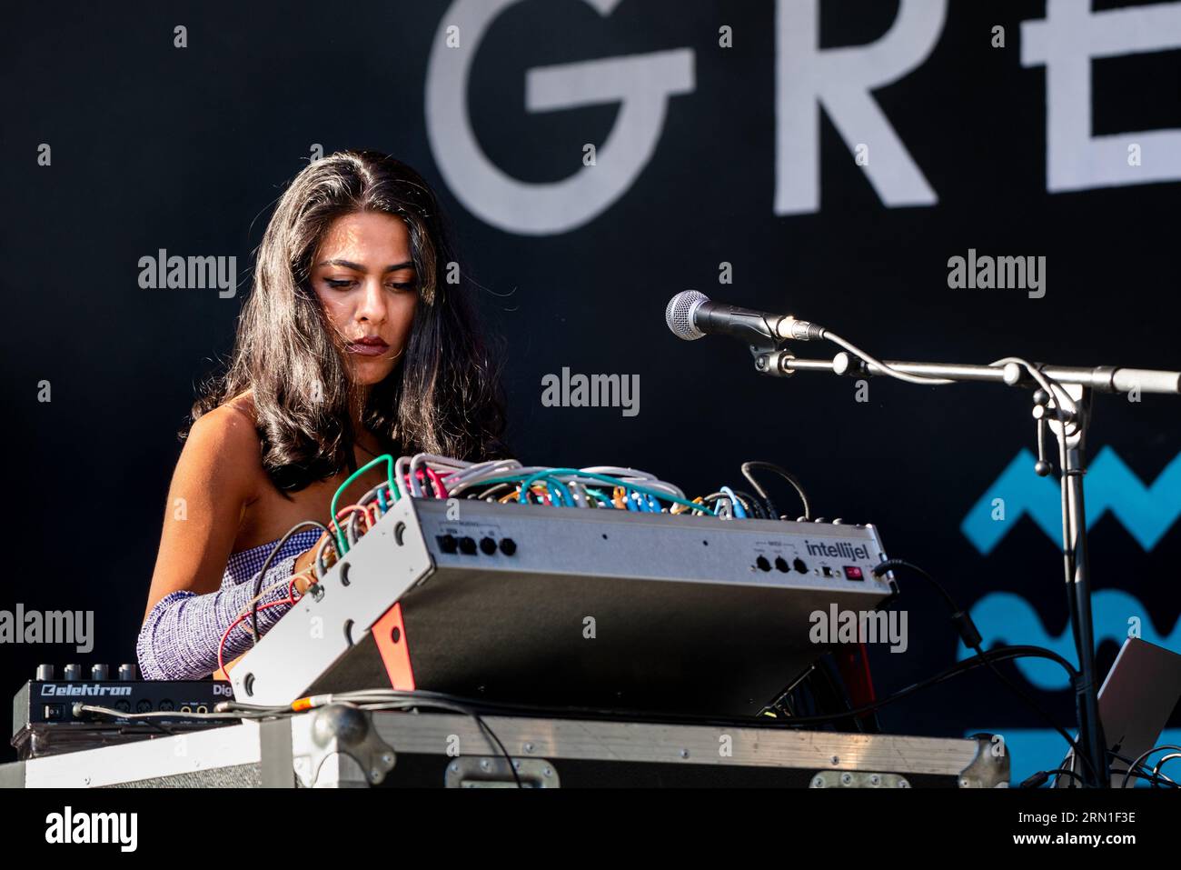 Arushi Jain – alias Modular Princess – sul palco del giardino murato al Green Man Festival in Galles, Regno Unito, agosto 2023. Foto: Rob Watkins Foto Stock