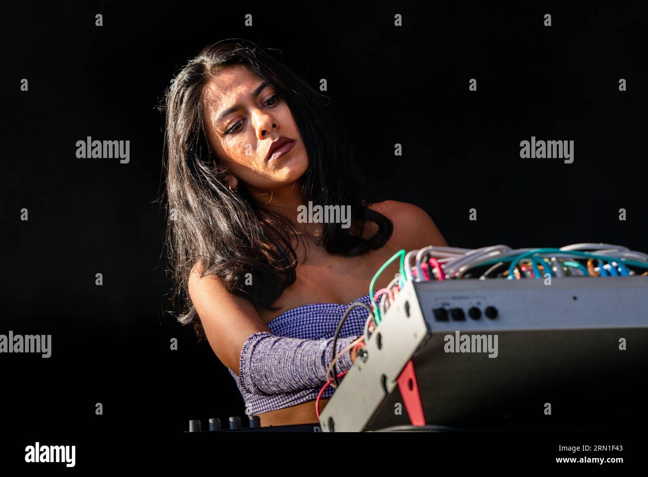 Arushi Jain – alias Modular Princess – sul palco del giardino murato al Green Man Festival in Galles, Regno Unito, agosto 2023. Foto: Rob Watkins Foto Stock