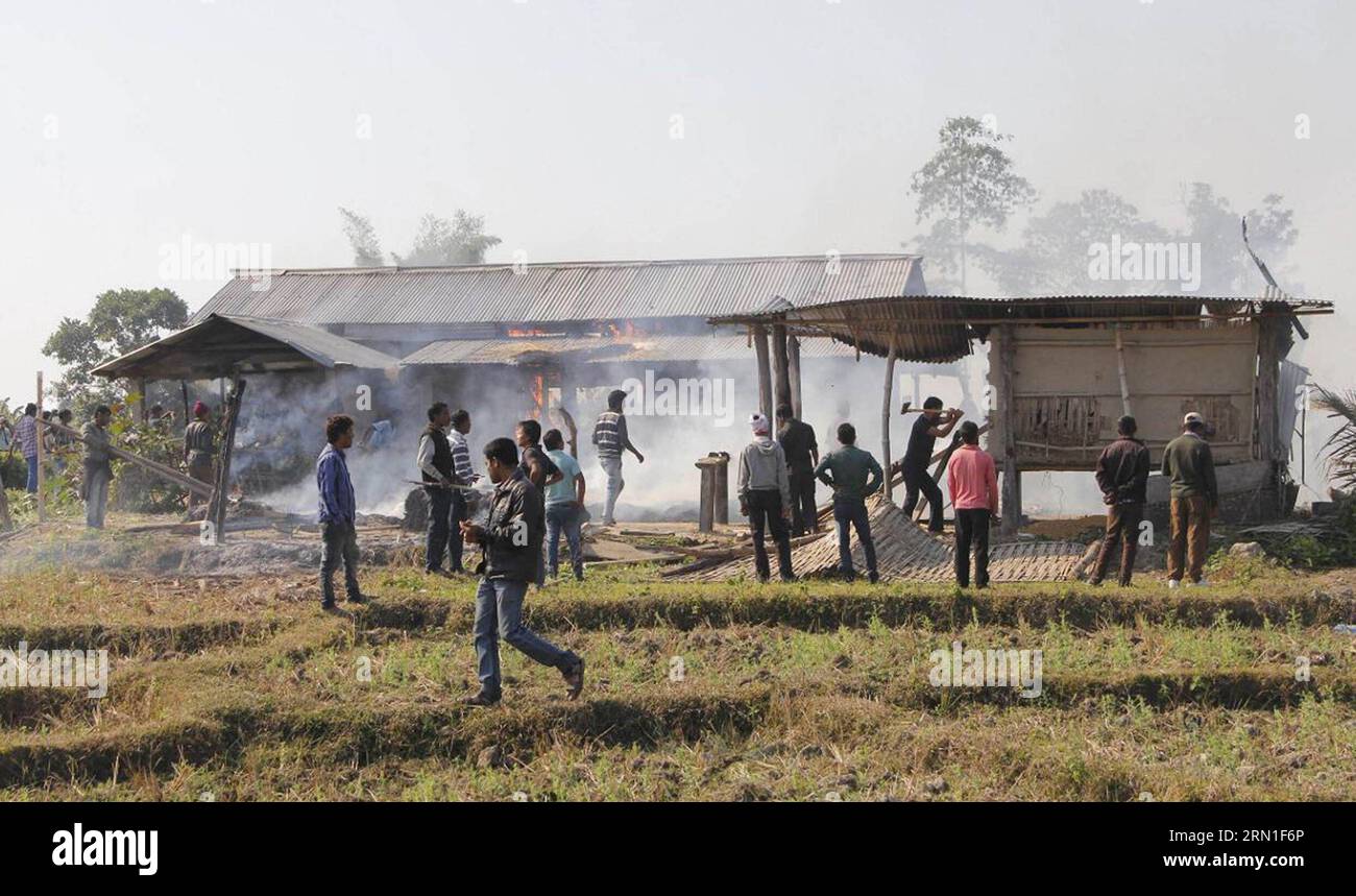 (141224) -- ASSAM, 24 dicembre 2014 -- le tribù hanno dato fuoco alle case per rappresaglia che erano state utilizzate dagli attivisti del fronte Nazionale Democratico di Bodoland (NDFB) nel villaggio di Tenganola, nel distretto di Sonitpur, nello stato nordorientale dell'India, Assam, 24 dicembre 2014. Almeno 55 persone, per lo più donne e bambini, sono state uccise dai ribelli tribali armati in attacchi simultanei in diversi villaggi nello stato indiano nordorientale di Assam martedì sera, la polizia ha detto mercoledì. ) INDIA-ASSAM-PROTEST Stringer PUBLICATIONxNOTxINxCHN Assam DEC 24 2014 celebrità tribali hanno messo a fuoco le case IN rappresaglia che dovevano essere Foto Stock