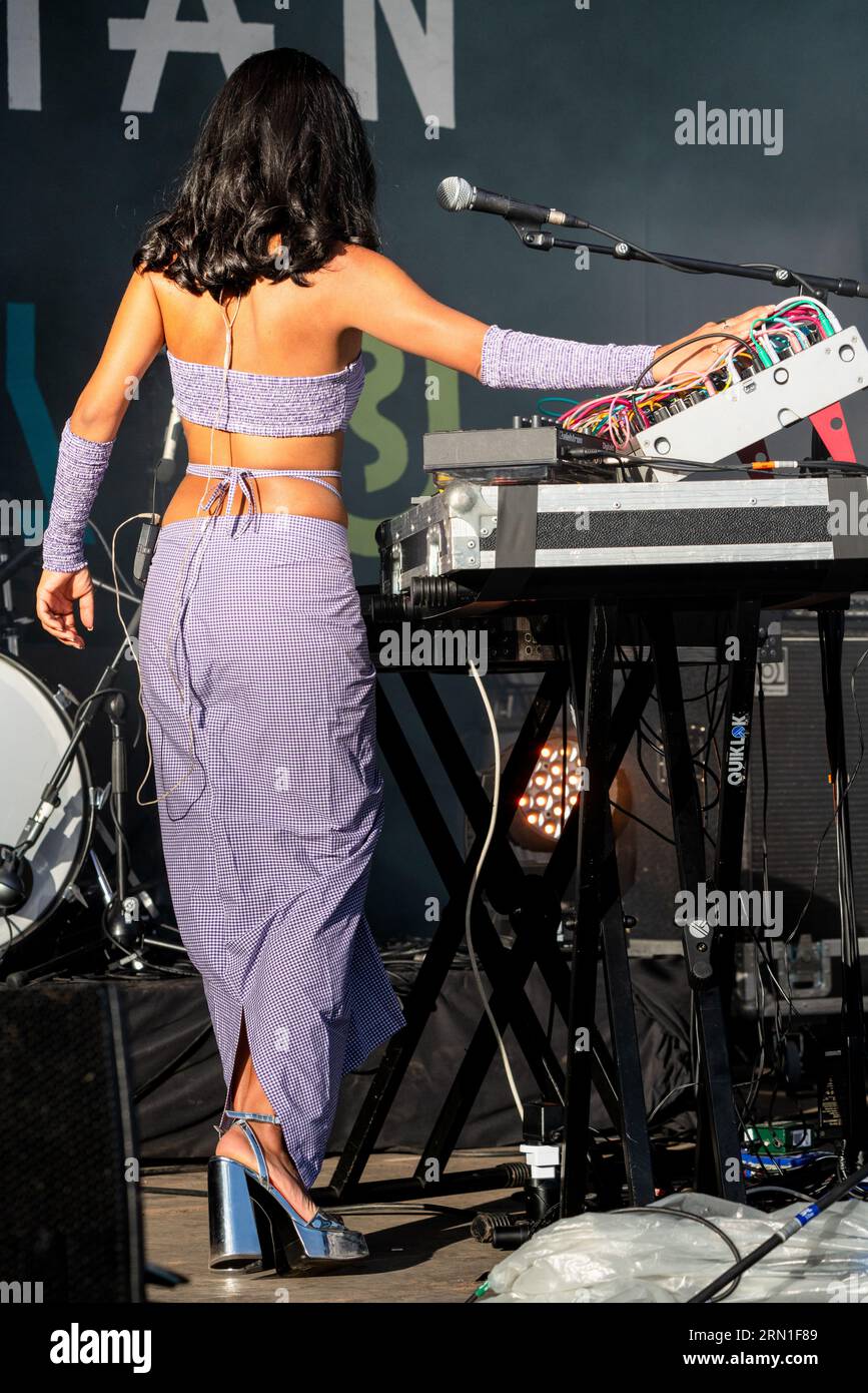 Arushi Jain – alias Modular Princess – sul palco del giardino murato al Green Man Festival in Galles, Regno Unito, agosto 2023. Foto: Rob Watkins Foto Stock