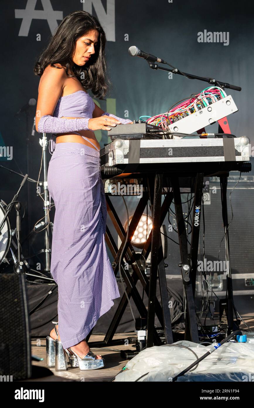 Arushi Jain – alias Modular Princess – sul palco del giardino murato al Green Man Festival in Galles, Regno Unito, agosto 2023. Foto: Rob Watkins Foto Stock