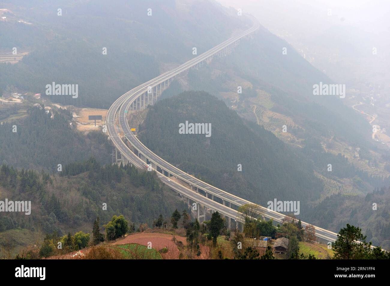 (141227) -- ENSHI, 27 dicembre 2014 -- foto scattata il 27 dicembre 2014 mostra un segmento della Shanghai-Chengdu Expressway nella contea di Badong di Enshi, nella provincia di Hubei della Cina centrale. L'autostrada di Shanghai-Chengdu, lunga 1.966 chilometri, è stata messa in funzione il 27 dicembre, collegando il comune di Shanghai, le province di Jiangsu e Anhui nella Cina orientale, la provincia di Hubei nella Cina centrale, il comune di Chongqing e la provincia di Sichuan nel sud-ovest della Cina. (Yxb) CHINA-SHANGHAI-CHENGDU-EXPRESSWAY (CN) YangxShunpei PUBLICATIONxNOTxINxCHN Enshi DEC 27 2014 la foto scattata IL DEC 27 2014 mostra un segmento dello Shanghai Chen Foto Stock