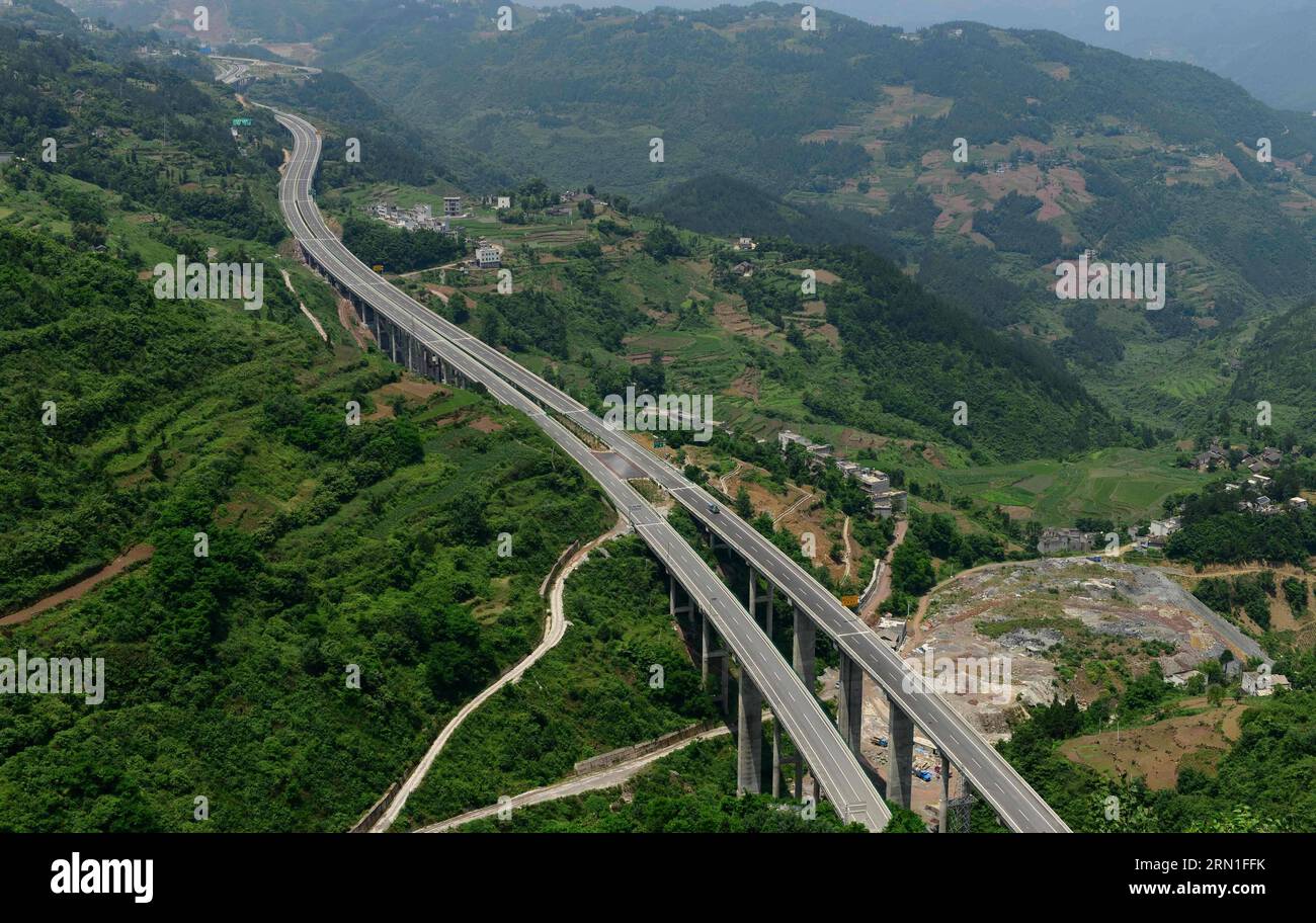 (141227) -- ENSHI, 27 dicembre 2014 -- foto scattata il 1 giugno 2014 mostra un segmento della Shanghai-Chengdu Expressway nella contea di Badong di Enshi, nella provincia centrale di Hubei della Cina. La superstrada di Shanghai-Chengdu, lunga 1.966 chilometri, è stata messa in funzione il 27 dicembre 2014, collegando il comune di Shanghai, le province di Jiangsu e Anhui nella Cina orientale, la provincia di Hubei nella Cina centrale, il comune di Chongqing e la provincia di Sichuan nel sud-ovest della Cina. (Yxb) CHINA-SHANGHAI-CHENGDU-EXPRESSWAY (CN) YangxShunpei PUBLICATIONxNOTxINxCHN Enshi DEC 27 2014 la foto scattata IL 1° giugno 2014 mostra un segmento della Shanghai Foto Stock
