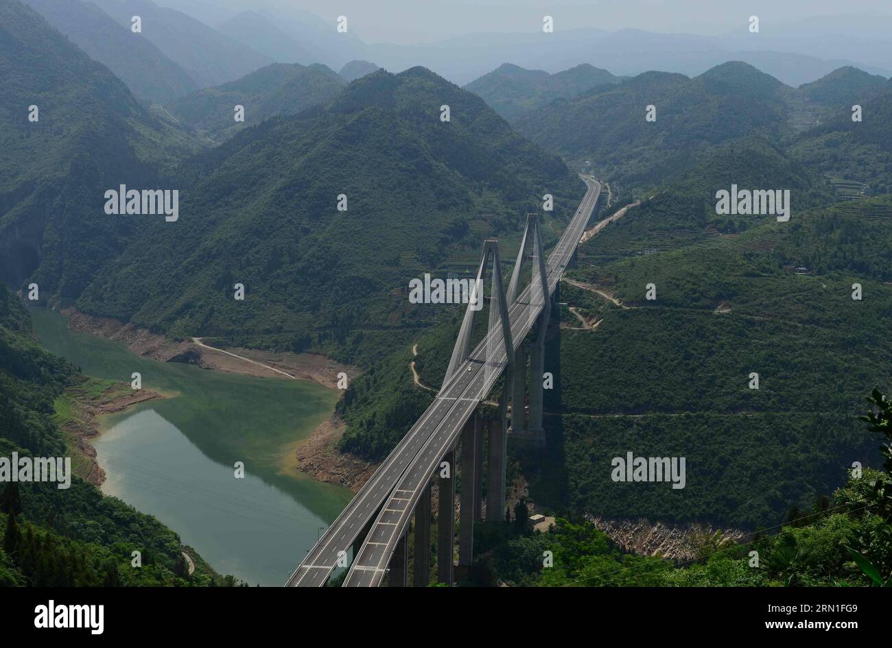 (141227) -- ENSHI, 27 dicembre 2014 -- foto scattata il 1 giugno 2014 mostra un segmento della Shanghai-Chengdu Expressway a Enshi, nella provincia di Hubei nella Cina centrale. La superstrada di Shanghai-Chengdu, lunga 1.966 chilometri, è stata messa in funzione il 27 dicembre 2014, collegando il comune di Shanghai, le province di Jiangsu e Anhui nella Cina orientale, la provincia di Hubei nella Cina centrale, il comune di Chongqing e la provincia di Sichuan nel sud-ovest della Cina. (Yxb) CHINA-SHANGHAI-CHENGDU-EXPRESSWAY (CN) YangxShunpei PUBLICATIONxNOTxINxCHN Enshi DEC 27 2014 la foto scattata IL 1° giugno 2014 mostra un segmento della Shanghai Chengdu Expressw Foto Stock