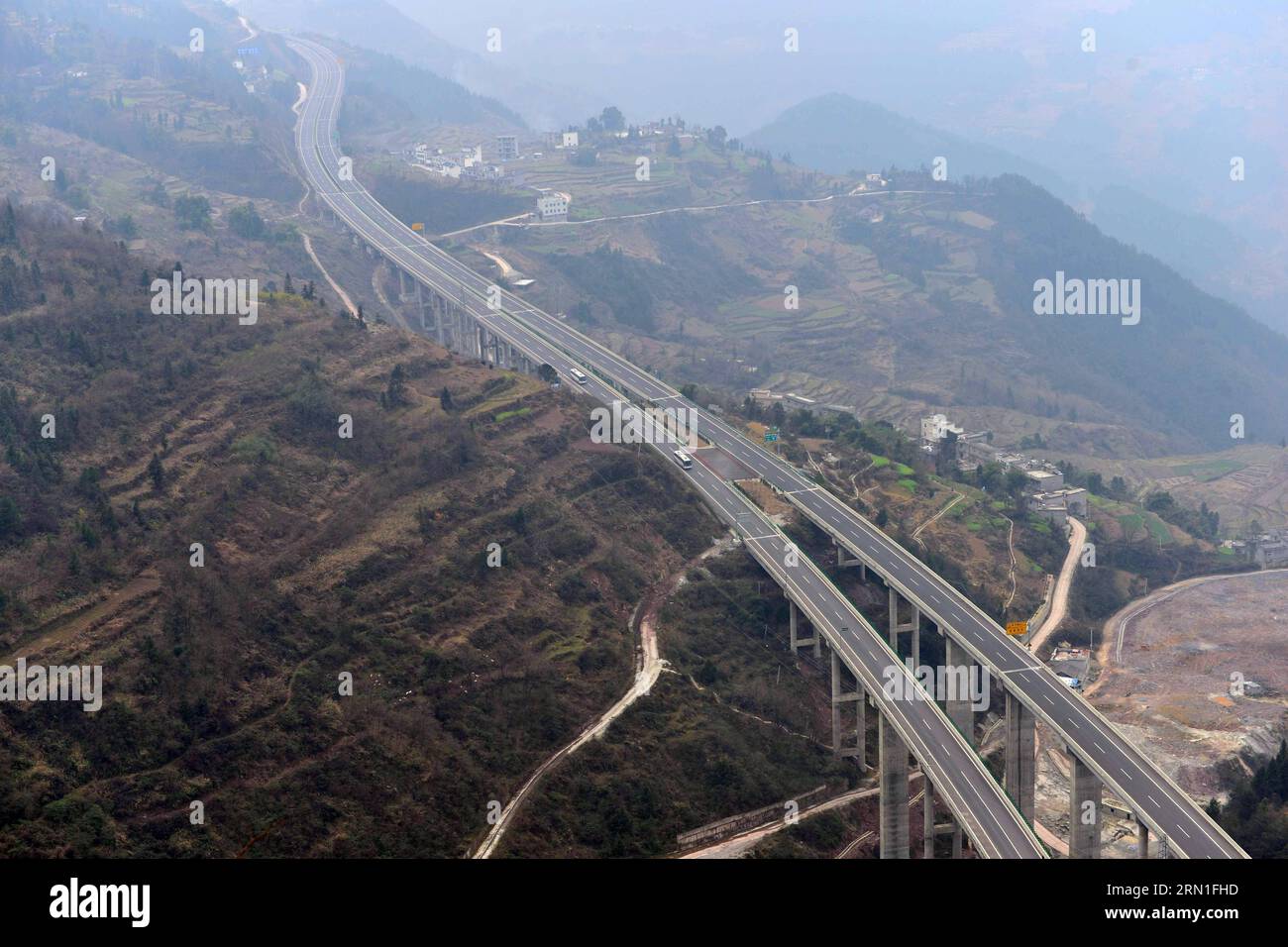 (141227) -- ENSHI, 27 dicembre 2014 -- foto scattata il 27 dicembre 2014 mostra un segmento della Shanghai-Chengdu Expressway nella contea di Badong di Enshi, nella provincia di Hubei della Cina centrale. L'autostrada di Shanghai-Chengdu, lunga 1.966 chilometri, è stata messa in funzione il 27 dicembre, collegando il comune di Shanghai, le province di Jiangsu e Anhui nella Cina orientale, la provincia di Hubei nella Cina centrale, il comune di Chongqing e la provincia di Sichuan nel sud-ovest della Cina. (Yxb) CHINA-SHANGHAI-CHENGDU-EXPRESSWAY (CN) YangxShunpei PUBLICATIONxNOTxINxCHN Enshi DEC 27 2014 la foto scattata IL DEC 27 2014 mostra un segmento dello Shanghai Chen Foto Stock
