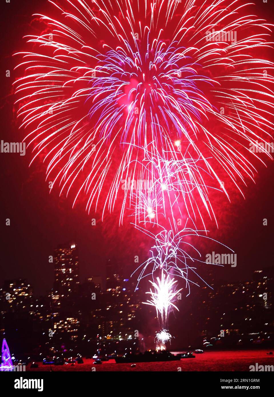 (150101) -- SYDNEY, 1 gennaio 2015 -- i fuochi d'artificio sono stati lanciati per celebrare il Capodanno del 2015 a Sydney, Australia, il 1 gennaio 2015. Circa 1,5 milioni di cittadini e turisti si sono recati nei principali punti panoramici di Sydney all'inizio di giovedì per celebrare la venuta dell'anno 2015. ) (lmm) AUSTRALIA-SYDNEY-CAPODANNO-CELEBRAZIONE JinxLinpeng PUBLICATIONxNOTxINxCHN Sydney 1 gennaio 2015 i fuochi d'artificio sono stati lanciati in occasione del Capodanno del 2015 a Sydney Australia IL 1 gennaio 2015 circa 1 5 milioni di cittadini e turisti sono andati nei principali luoghi panoramici di Sydney presto IL giovedì per festeggiare l'arrivo dell'anno 20 Foto Stock