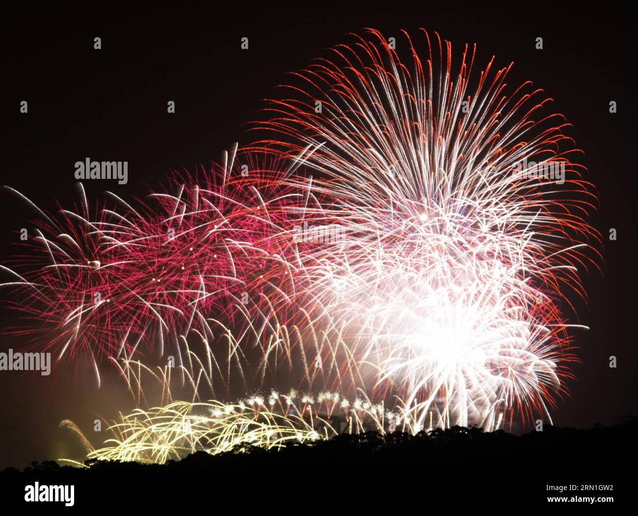 (150101) -- SYDNEY, 1 gennaio 2015 -- i fuochi d'artificio sono stati lanciati per celebrare il Capodanno del 2015 a Sydney, Australia, il 1 gennaio 2015. Circa 1,5 milioni di cittadini e turisti si sono recati nei principali punti panoramici di Sydney all'inizio di giovedì per celebrare la venuta dell'anno 2015. ) (lmm) AUSTRALIA-SYDNEY-CAPODANNO-CELEBRAZIONE JinxLinpeng PUBLICATIONxNOTxINxCHN Sydney 1 gennaio 2015 i fuochi d'artificio sono stati lanciati in occasione del Capodanno del 2015 a Sydney Australia IL 1 gennaio 2015 circa 1 5 milioni di cittadini e turisti sono andati nei principali luoghi panoramici di Sydney presto IL giovedì per festeggiare l'arrivo dell'anno 20 Foto Stock